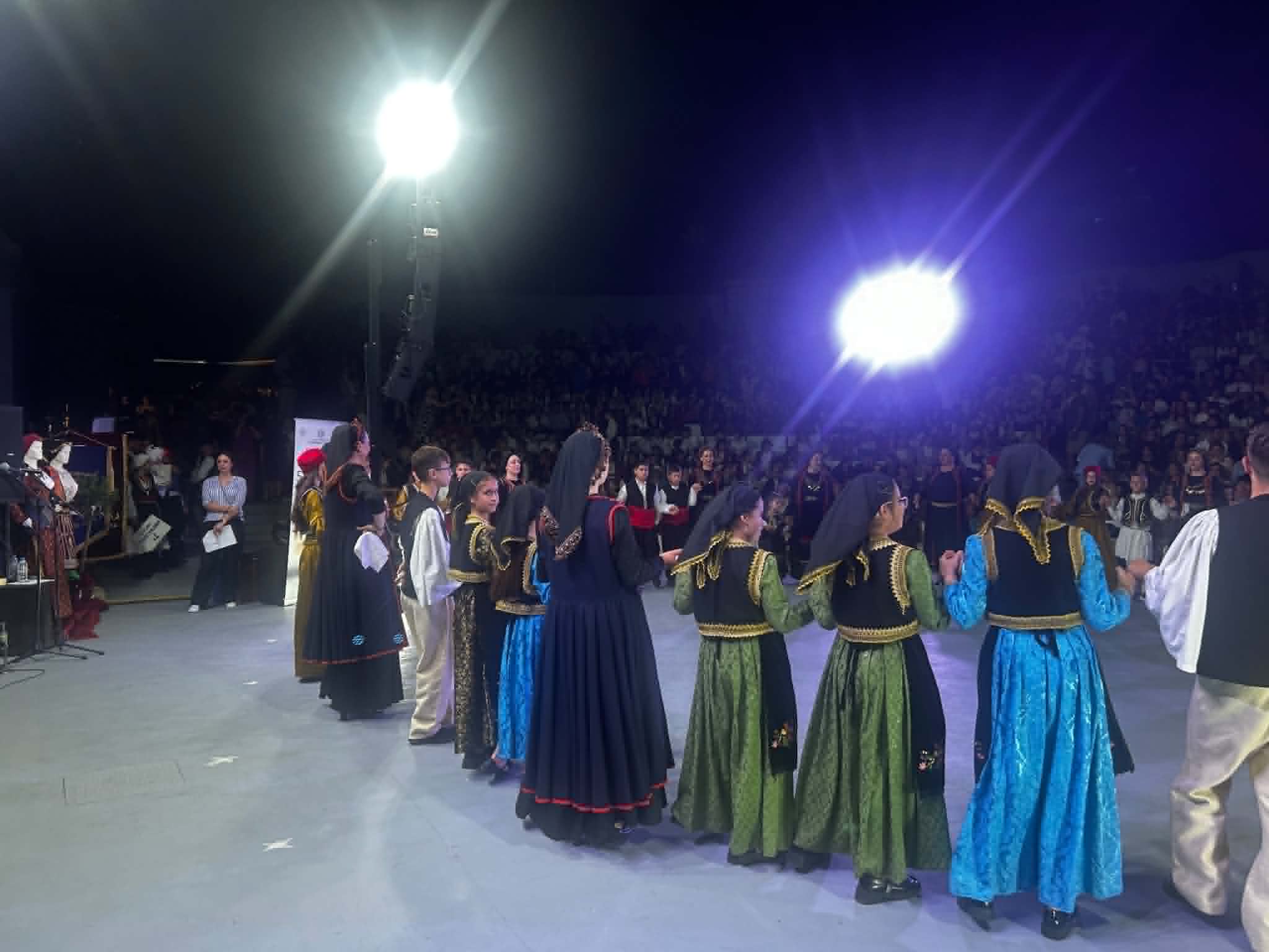 Πανδαισία δημοτικής παράδοσης μέχρι αργά τα μεσάνυχτα στο κηποθέατρο Αλκαζάρ (ΦΩΤΟ+βίντεο)