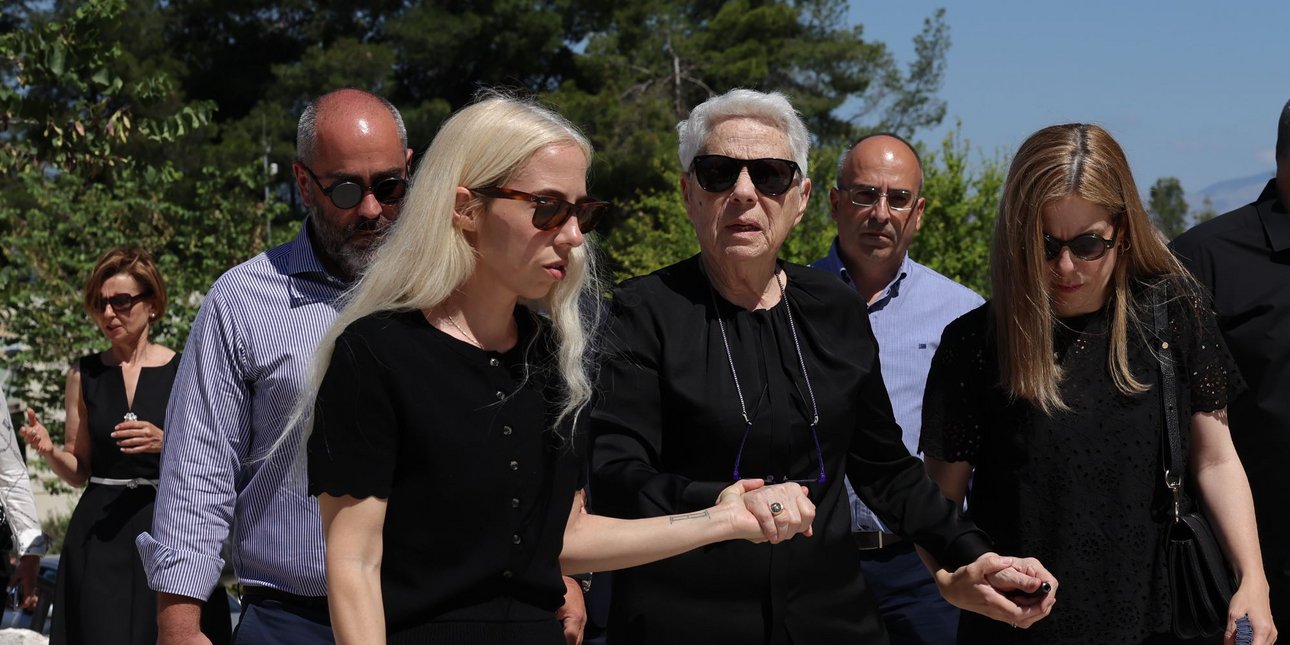 Συντετριμμένη η οικογένεια του Γιώργου Σουφλιά στο τελευταίο αντίο, παρών ο Κυριάκος Μητσοτάκης