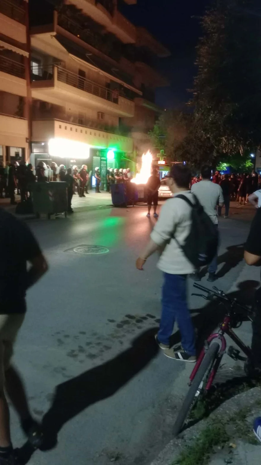 Σοβαρά επεισόδια έξω από το σπίτι των ιδιοκτητών της ΑΕΛ μετά από συλλαλητήριο οπαδών στη Λάρισα, συλλήψεις και προσαγωγές