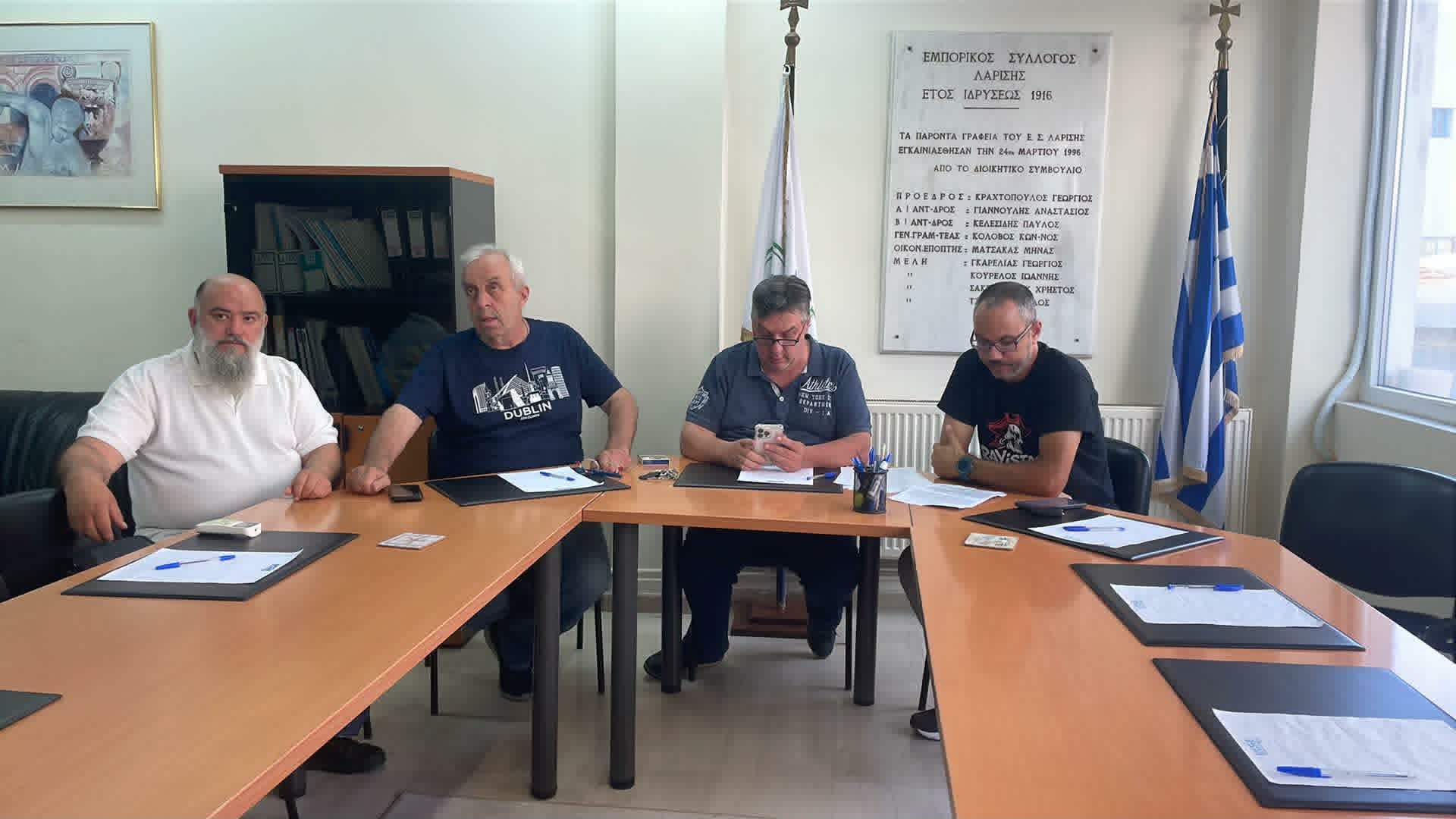 Κλείνουν Εφορία και ΕΦΚΑ  έμποροι και επαγγελματίες της Λάρισας, ζητούν μέτρα για να μην κλείσουν τα μαγαζιά τους (ΦΩΤΟ)