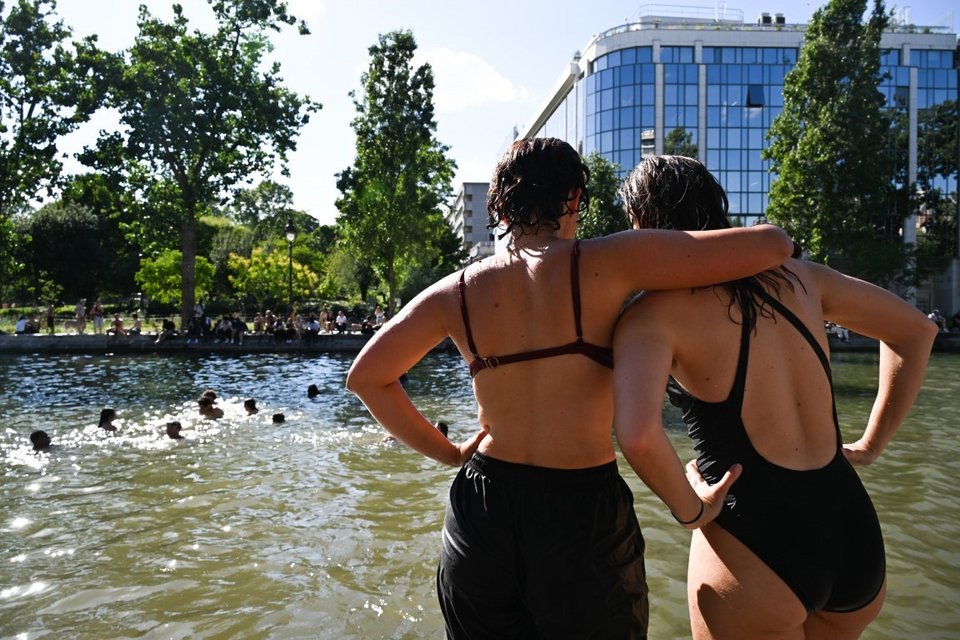 Η Ευρώπη «φλέγεται» από κύμα καύσωνα: Η Γαλλία κλείνει σχολεία, ζητά περιορισμό αλκοόλ -Συναγερμός σε Βρετανία και Ιταλία