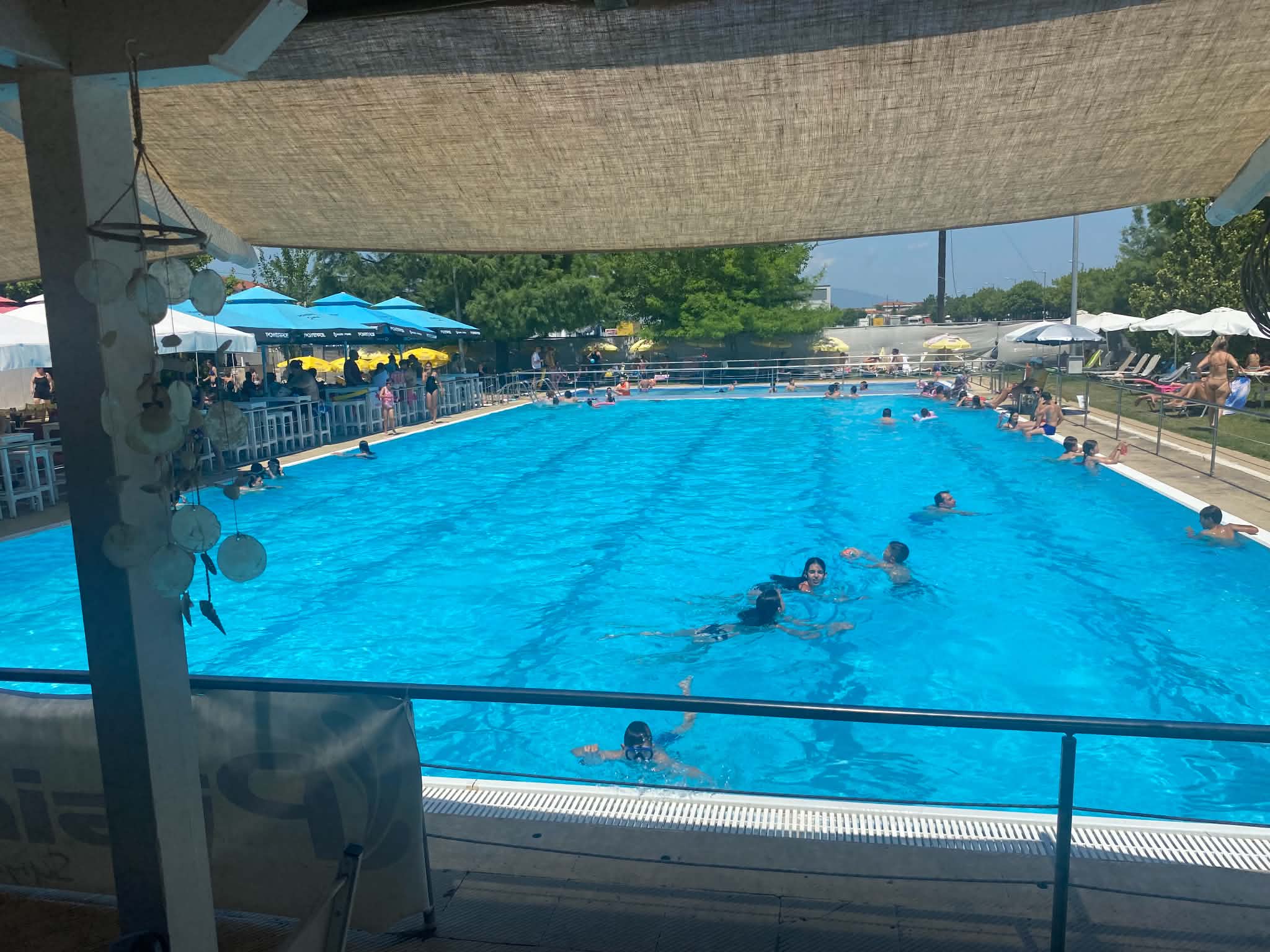 Η κοντινή όαση δροσιάς: Πλήθος Λαρισαίων Κυριακή μεσημέρι στη δημοτική πισίνα της Νεάπολης (ΦΩΤΟ)