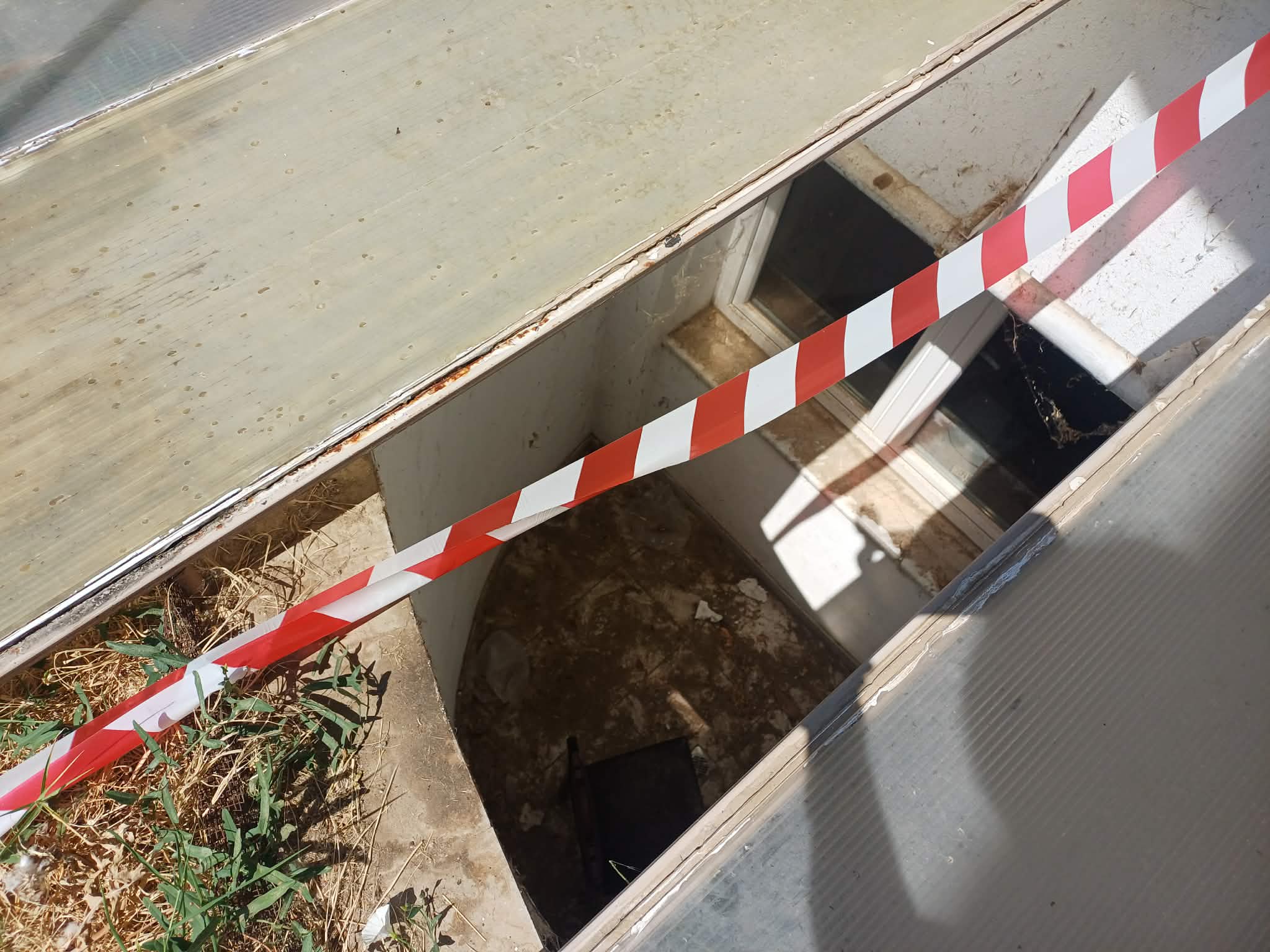 Λάρισα: Ιερέας κυνήγησε το σκύλο του και έπεσε σε φωταγωγό πολυκατοικίας στη Νεάπολη (ΦΩΤΟ)