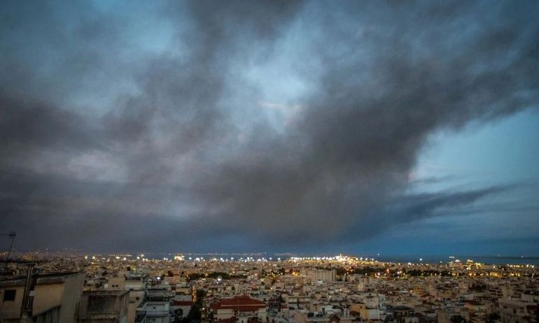Φωτιά στο Ωραιόκαστρο: Στο τοξικό νέφος έχει «πνιγεί» η Θεσσαλονίκη - Μαύρος καπνός σε όλη την πόλη