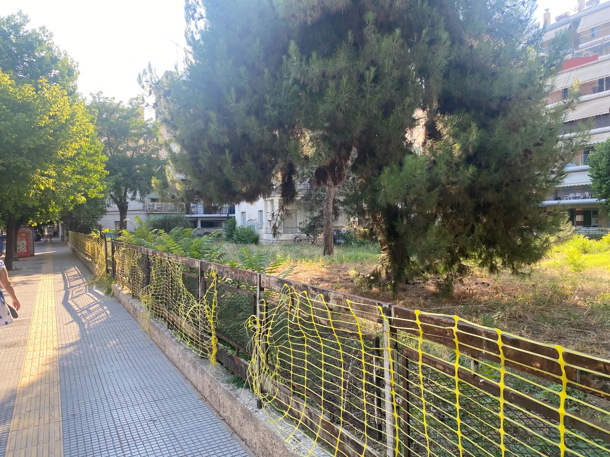Βραδυφλεγής βόμβα για πυρκαγιά ακαθάριστη δημοτική έκταση στο κέντρο της Λάρισας (ΦΩΤΟ)