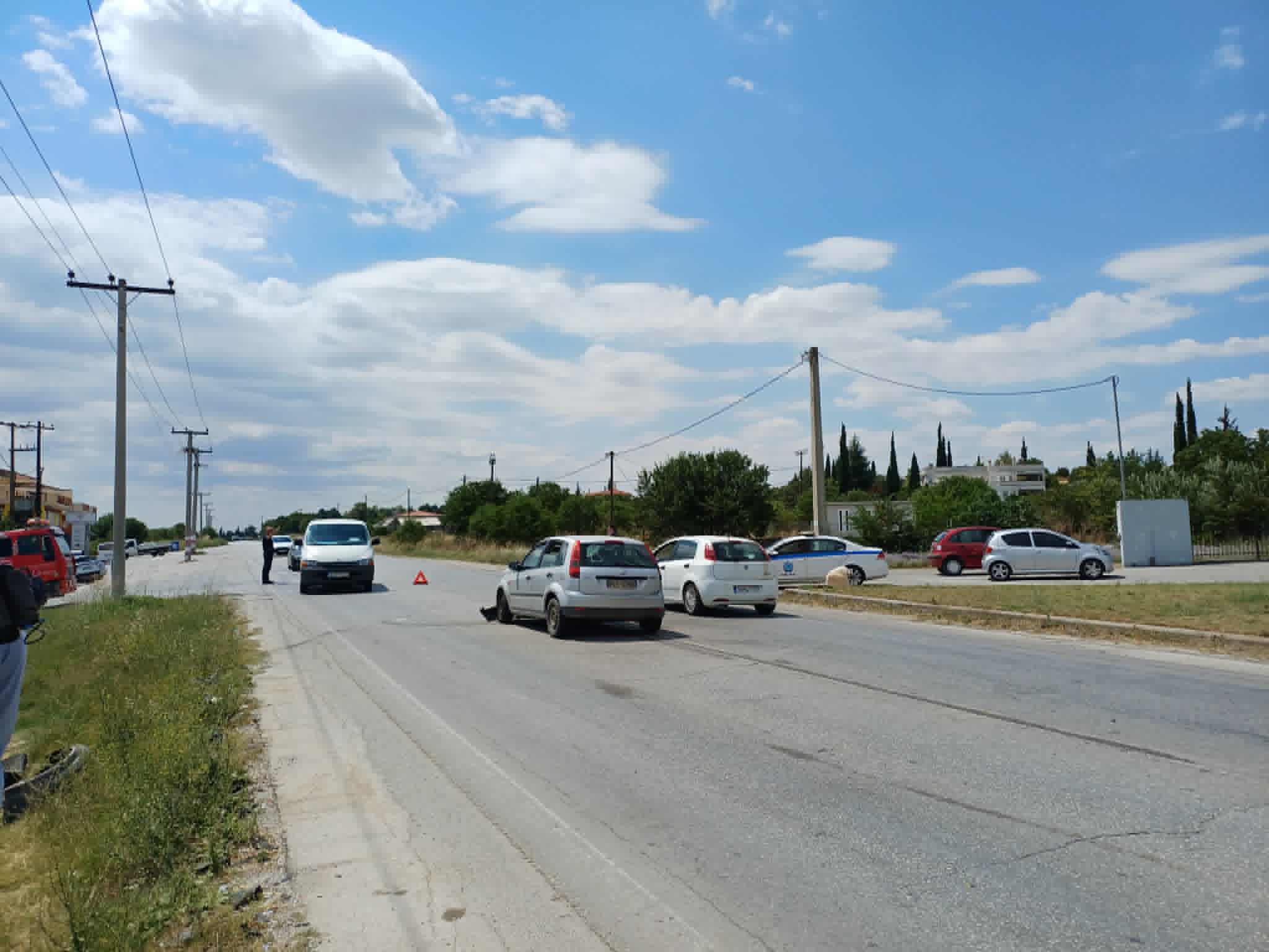 Τροχαίο στην περιφερειακή Τρικάλων στη Λάρισα με 4 τραυματίες (ΦΩΤΟ)