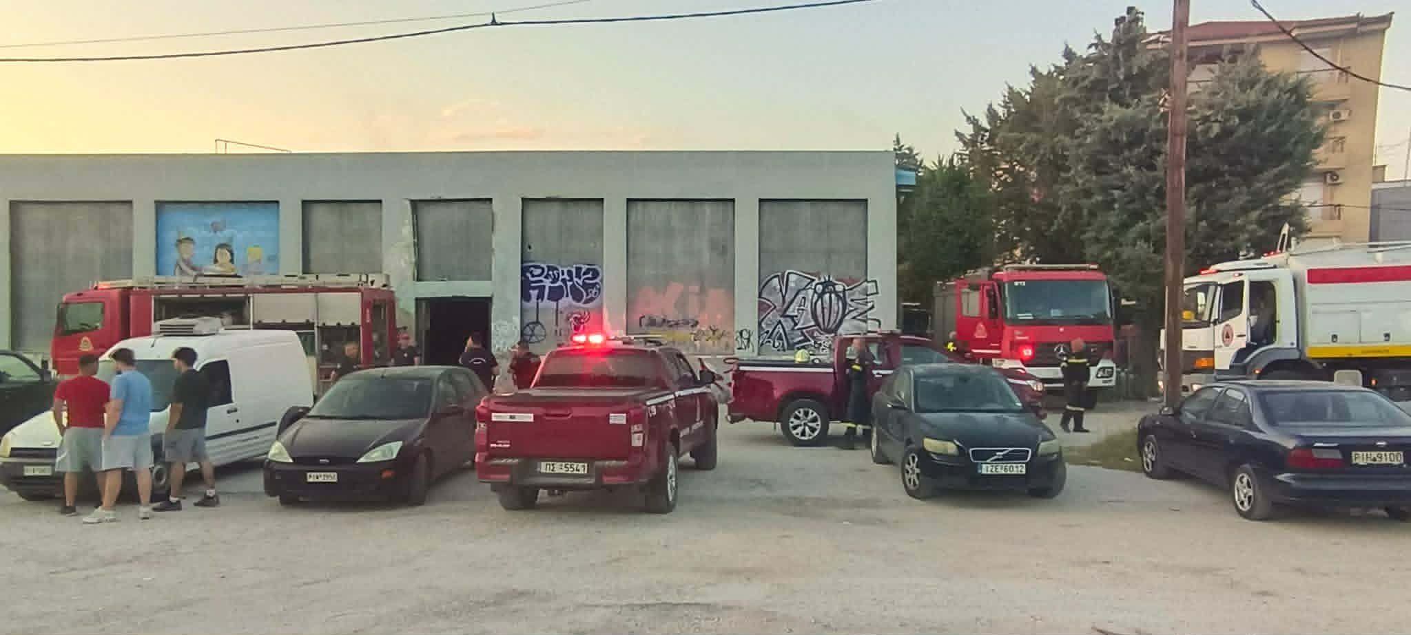Συναγερμός για φωτιά στο παλιό κτίριο του Μπόουλιγκ στη Λάρισα (ΦΩΤΟ+video)