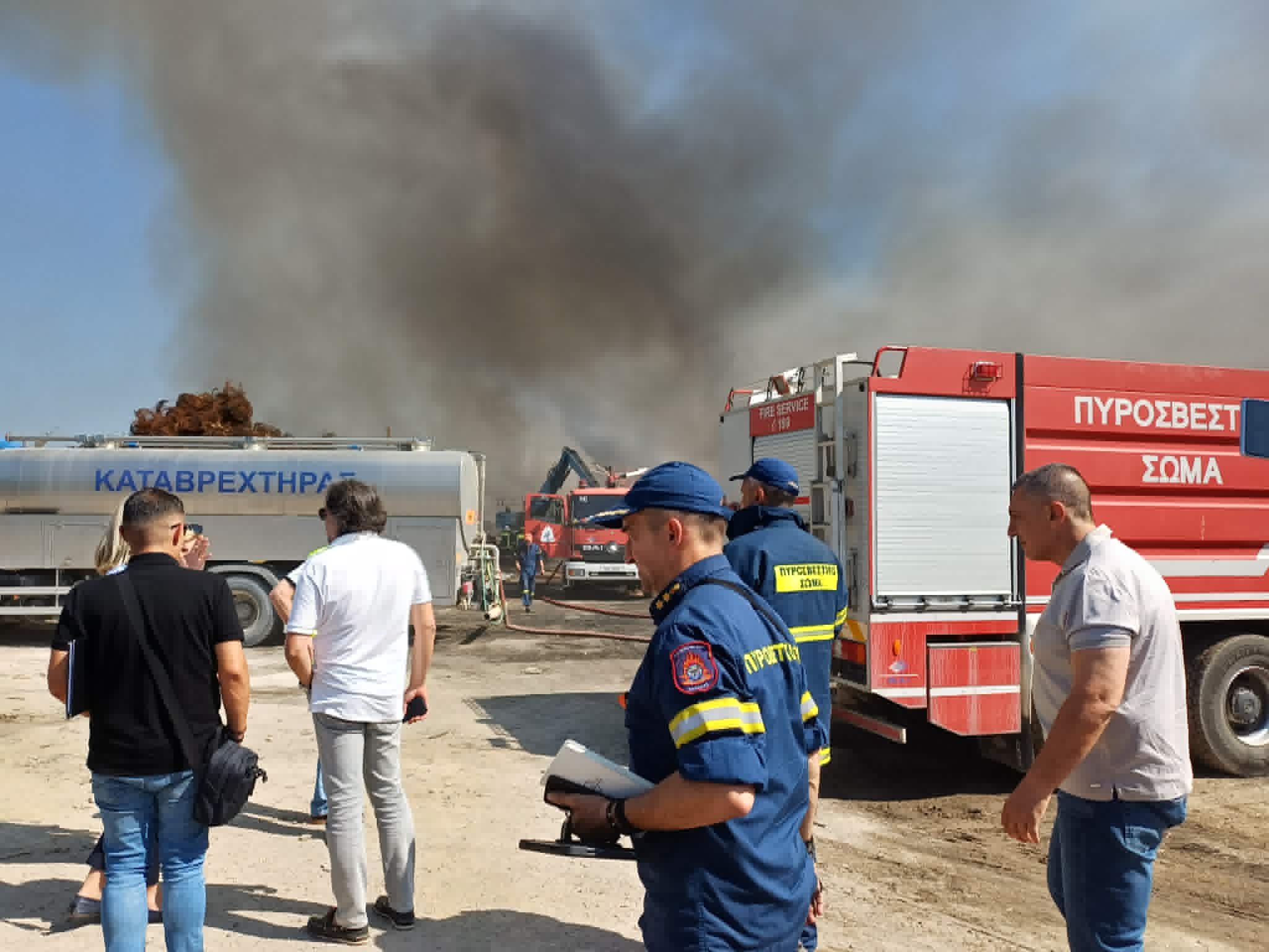 Λάρισα: Οριοθετημένη η μεγάλη φωτιά σε μονάδα ανακύκλωσης-για εμπρησμό μιλά ο ιδιοκτήτης (ΦΩΤΟ+video)