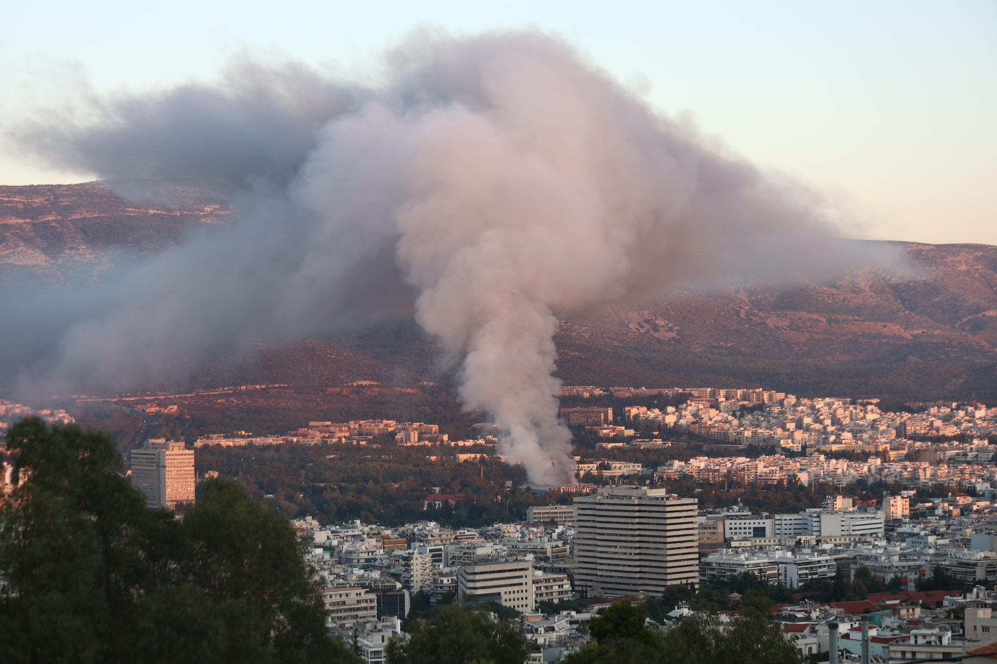 Φωτιά στο παλίο κτίριο του Μπάντμιντον στο Πάρκο Γουδή – Ήχησε το 112 (video)