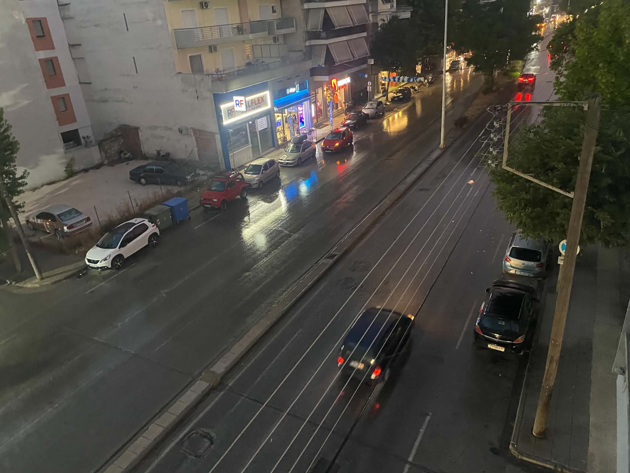 Μπουρίνι πλήττει τη Λάρισα- δυνατή βροχή, άνεμος και αστραπόβροντα (ΦΩΤΟ)