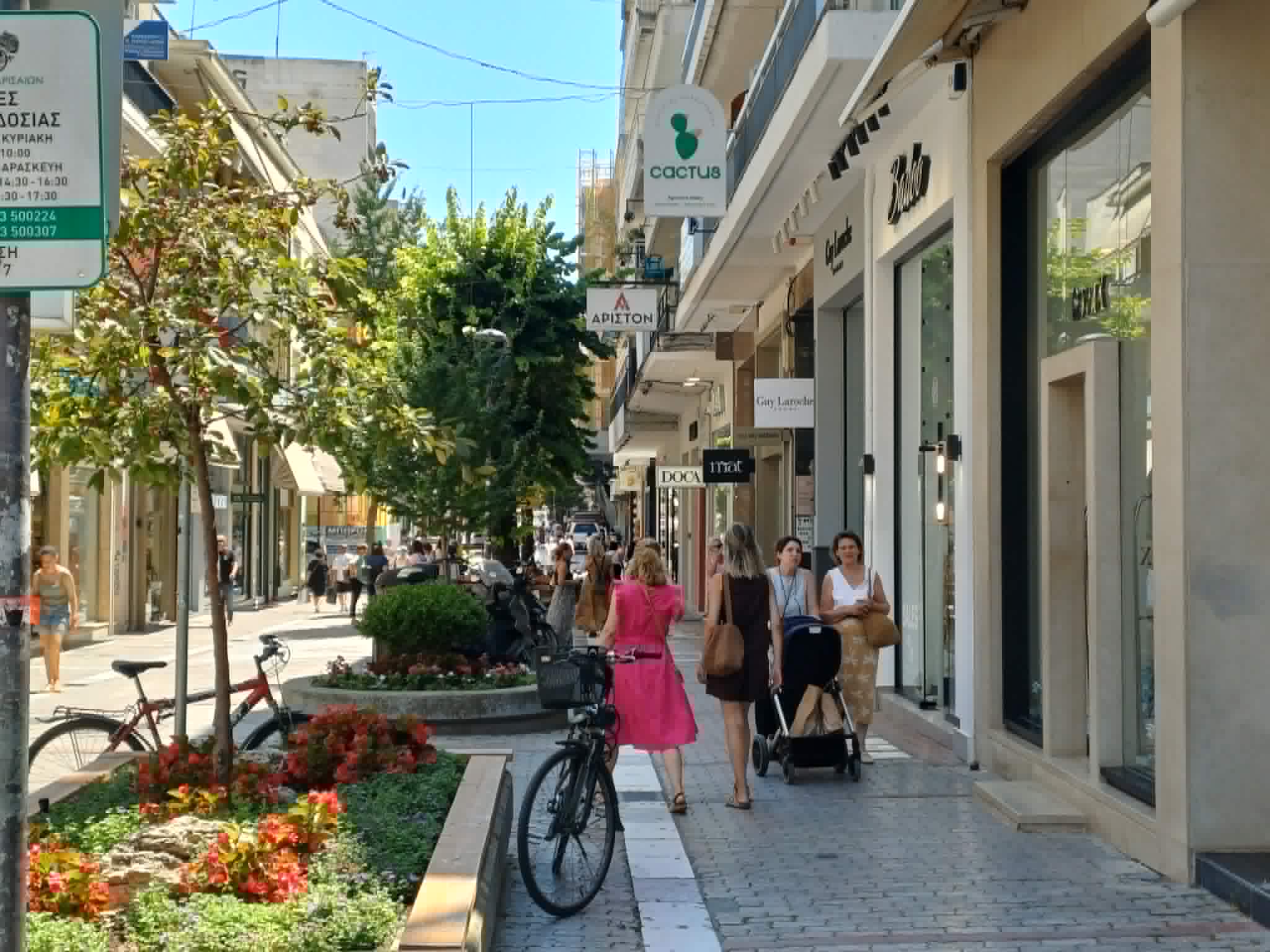Αρκετή κίνηση στην πρεμιέρα των εκπτώσεων στη Λάρισα - διερευνητικές οι πρώτες κινήσεις των καταναλωτών (ΦΩΤΟ+video)
