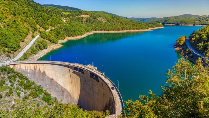Ο δρόμος που περνάει πάνω από την πιο όμορφη λίμνη της Ελλάδας βρίσκεται στη Θεσσαλία
