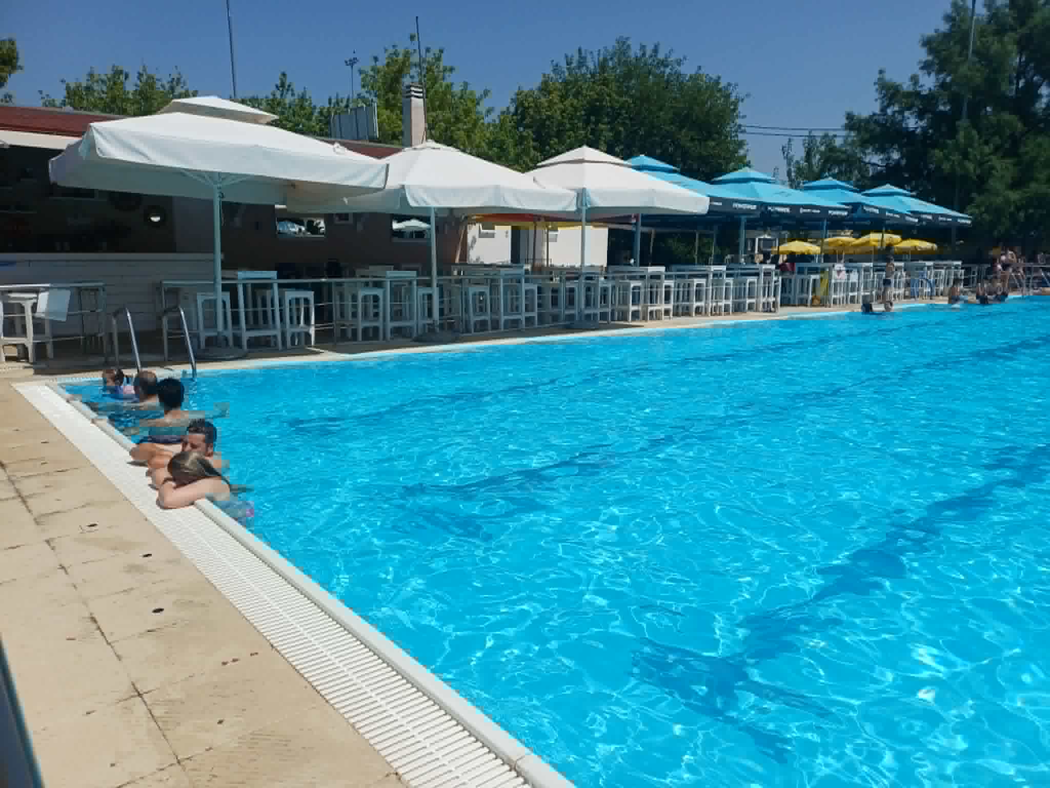 Αντί παράλια δροσιά στη δημοτική πισίνα της Νεάπολης αναζητούν αυτό το θερμό Σαββατοκύριακο πολλοί Λαρισαίοι (ΦΩΤΟ)