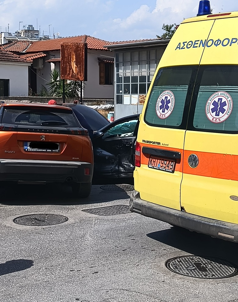 Τροχαίο στον Τύρναβο: τρεις τραυματίες από τη σύγκρουση δύο ΙΧ (ΦΩΤΟ)