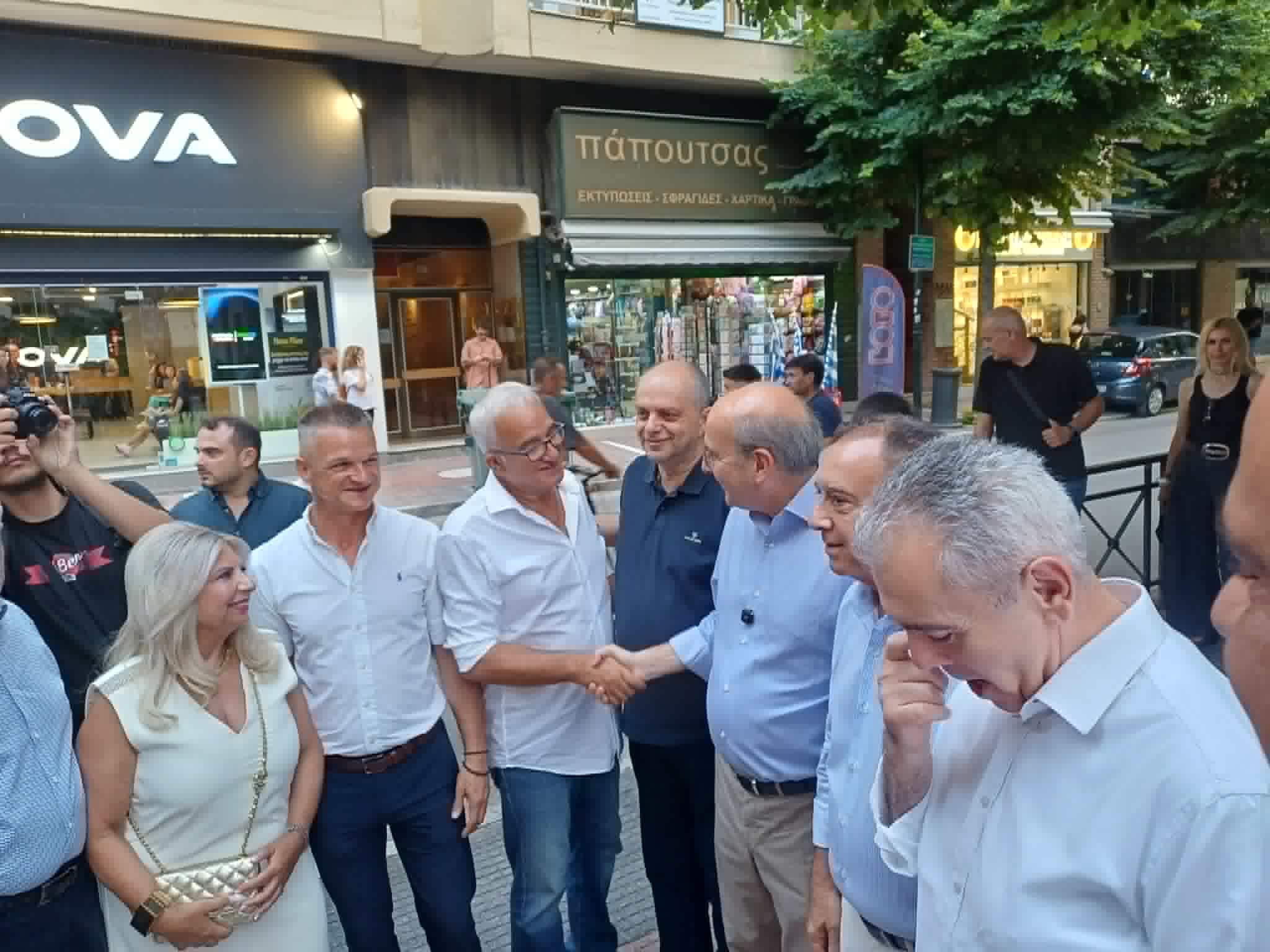 Κ. Χατζηδάκης από τη Λάρισα: Εκλογές την άνοιξη του 2027- βόλτα στο εμπορικό κέντρο της πόλης (ΦΩΤΟ)
