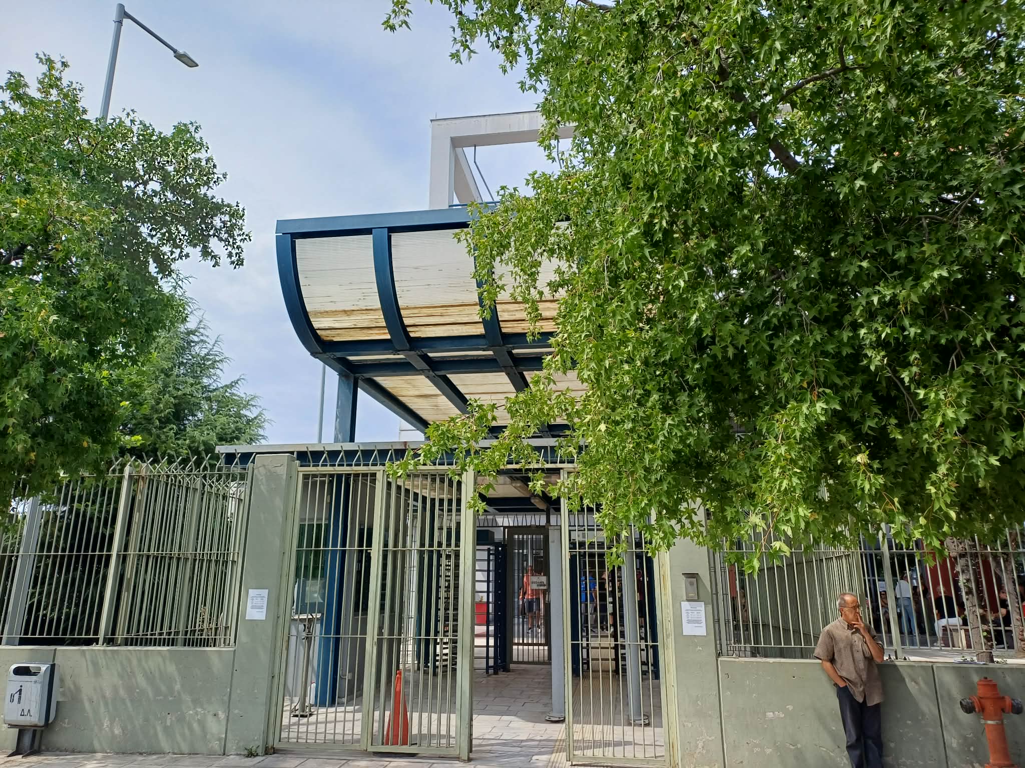 Ουρές στην Αστυνομική Διεύθυνση Λάρισα ςγια ε΄κδοση διανβατηρίου ή νεάς ταυτότητας (ΦΩΤΟ)