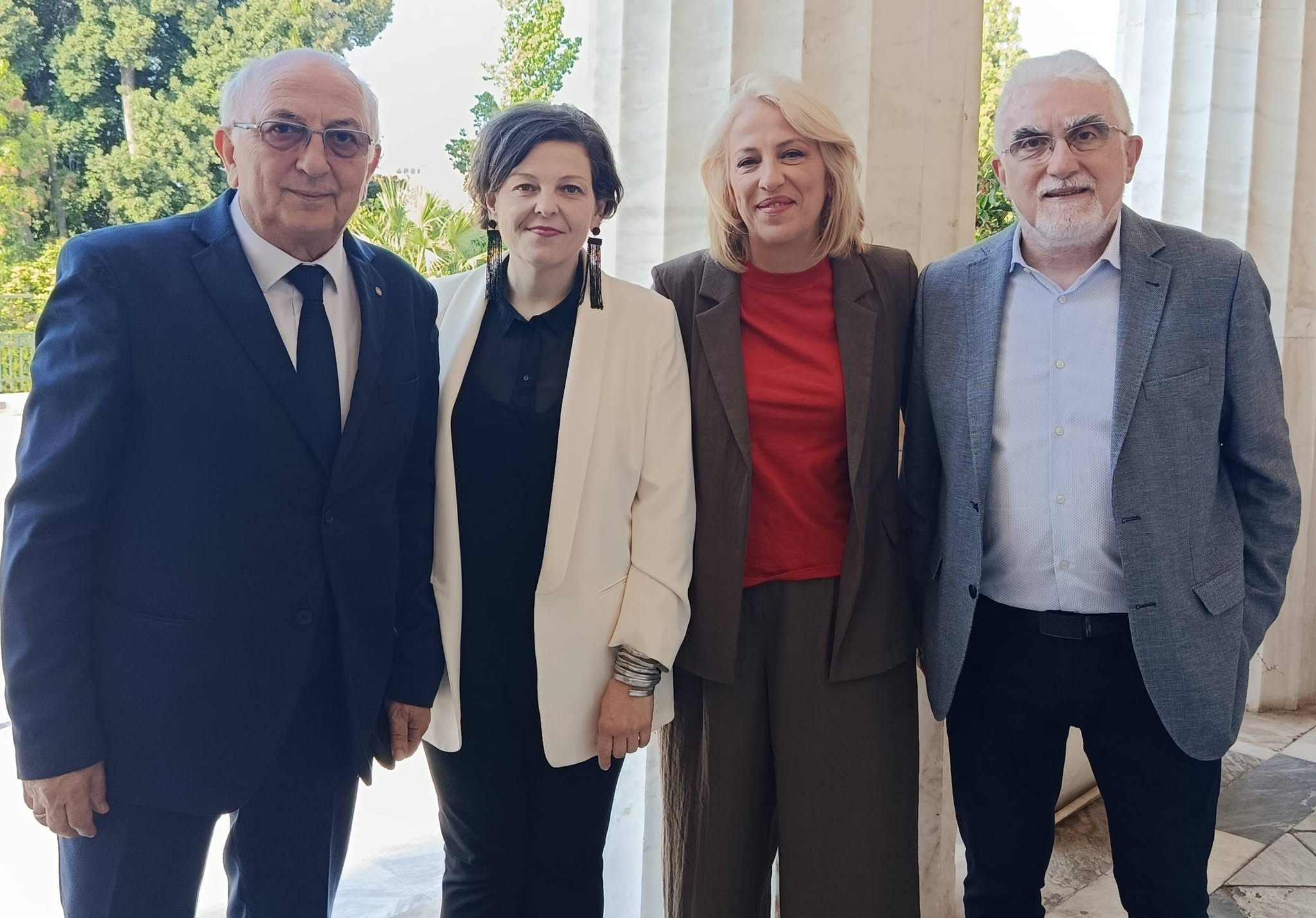 Ορκίστηκε βουλευτής του ΣΥΡΙΖΑ ο Γιάννης Καριπίδης (ΦΩΤΟ)- συνάντηση στη συνέχεια με Ρένα Δούρου (ΦΩΤΟ)