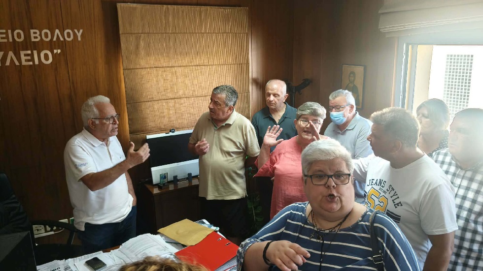 Σε εξέλιξη η διαμαρτυρία στο Νοσοκομείο Βόλου για την παραμονή της ογκολόγου