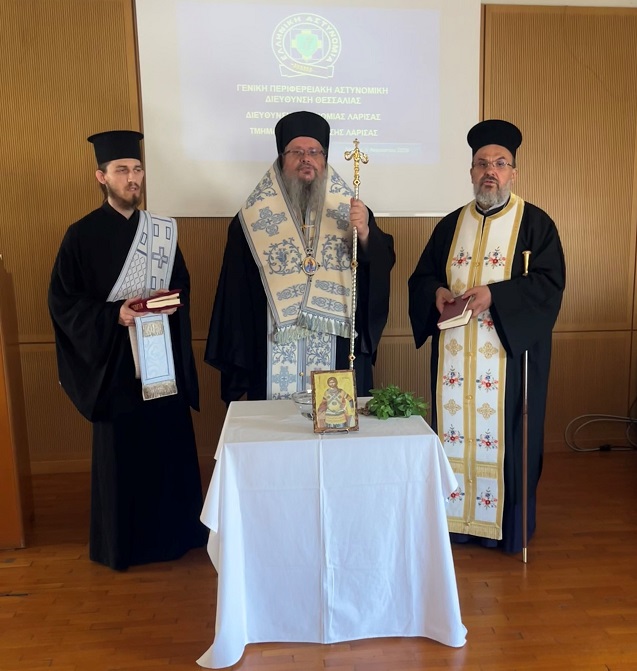 Δωρεά (40) κρανών μοτοσικλέτας από την Ιερά Μητρόπολη Λαρίσης και Τυρνάβου προς το Τμήμα Άμεσης Δράσης Λάρισας