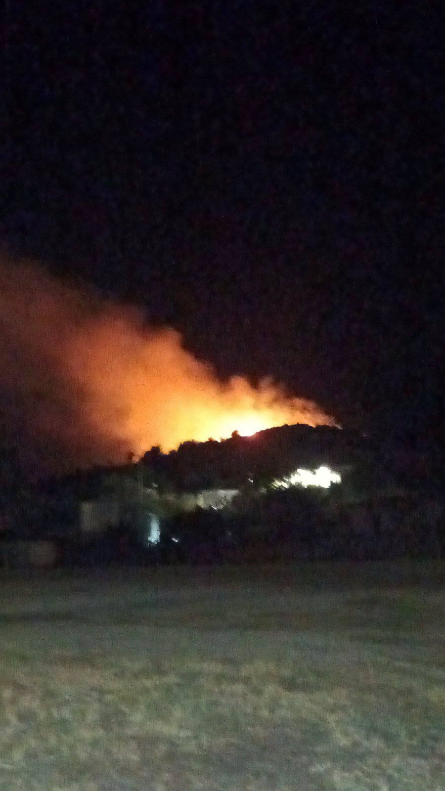 Βόλος; Yπό έλεγχο η φωτιά που ξέσπασε το βράδυ στα Αιβαλιωτικα-συμμετείχε και η ΛΕΔ  Μαγνησίας στην πυρόσβεση