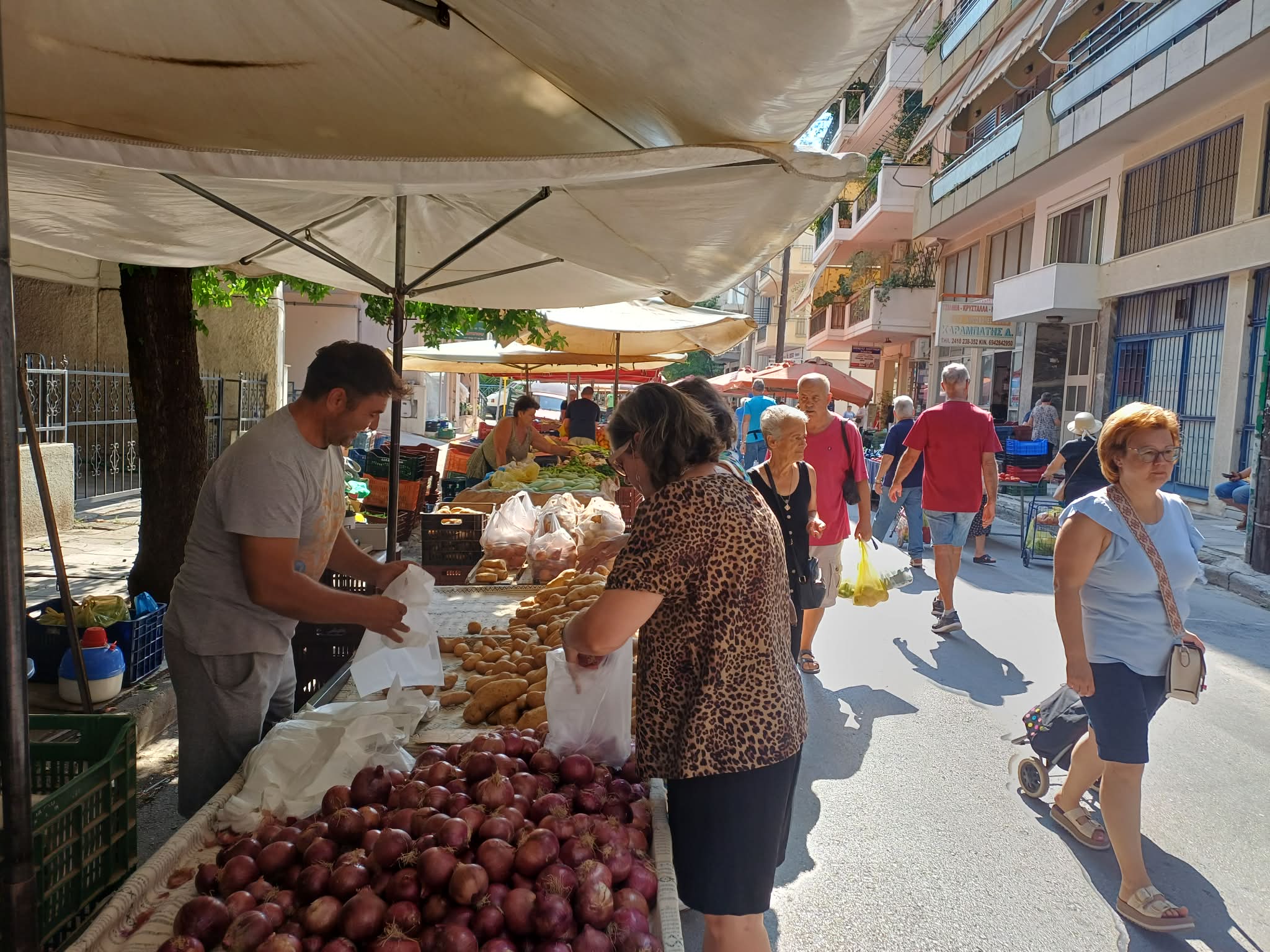 Υποτονική η κίνηση στις λαϊκές αγορές της Λάρισας (ΦΩΤΟ)