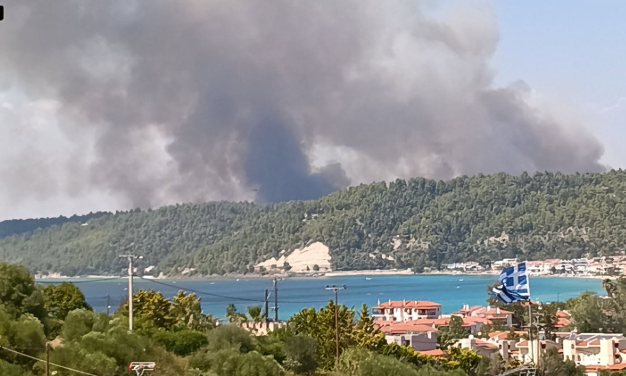 Μεγάλη φωτιά στη Χαλκιδική: Δίπλα σε σπίτια οι φλόγες, απεγκλωβισμοί δια θαλάσσης από τη Σίβηρη, εκκενώθηκε η Φούρκα