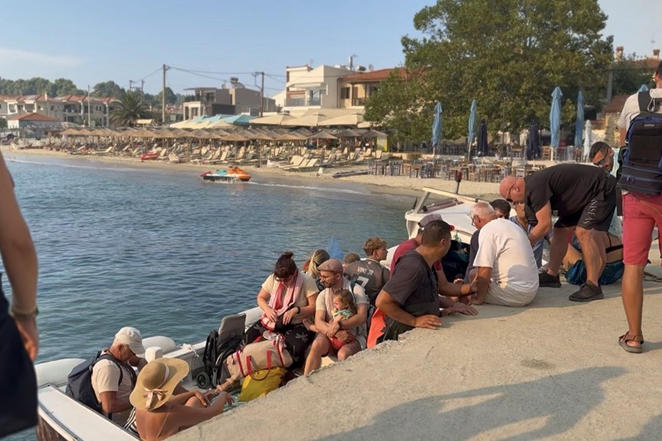 Χωρίς ενεργό μέτωπο η φωτιά στη Χαλκιδική: Έχουν καεί σπίτια και υποδομές, 481 πολίτες απεγκλωβίστηκαν με πλωτά και λεωφορεία