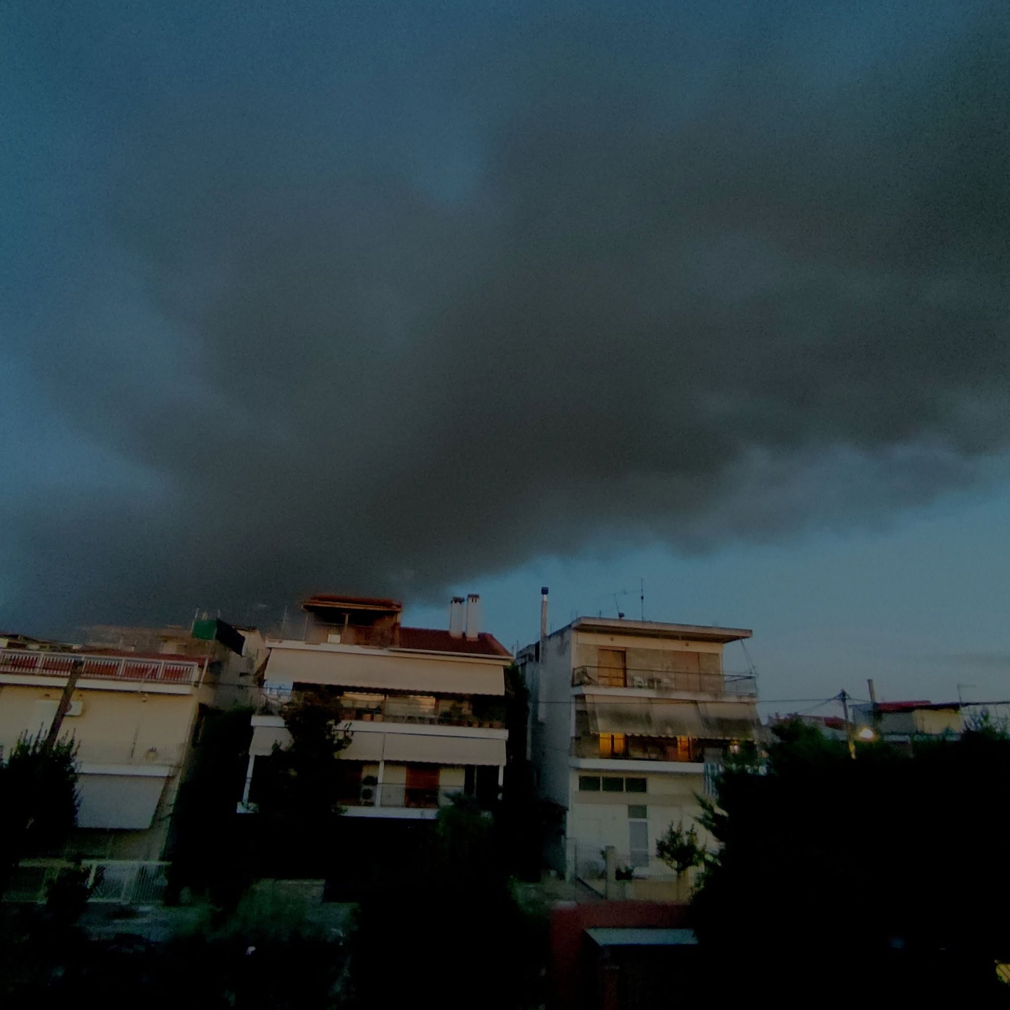 Σε ύφεση η φωτιά στο εργοστάσιο πλαστικών στη Λάρισα - Πυροσβεστικές δυνάμεις στο σημείο