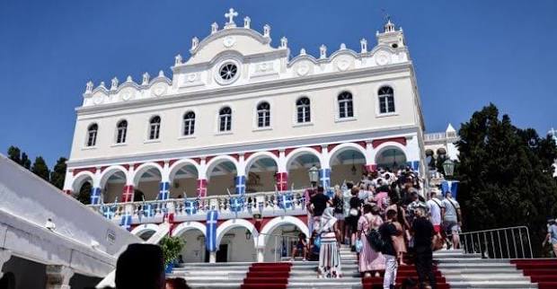 Χιλιάδες πιστοί για τον εορτασμό της Κοιμήσεως της Θεοτόκου στην Τήνο