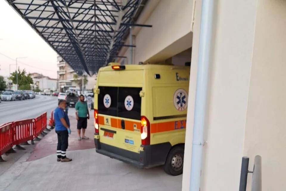 «Σφηνώνουν» ασθενοφόρα στα ανακαινισμένα Επείγοντα του ΓΝΛ!