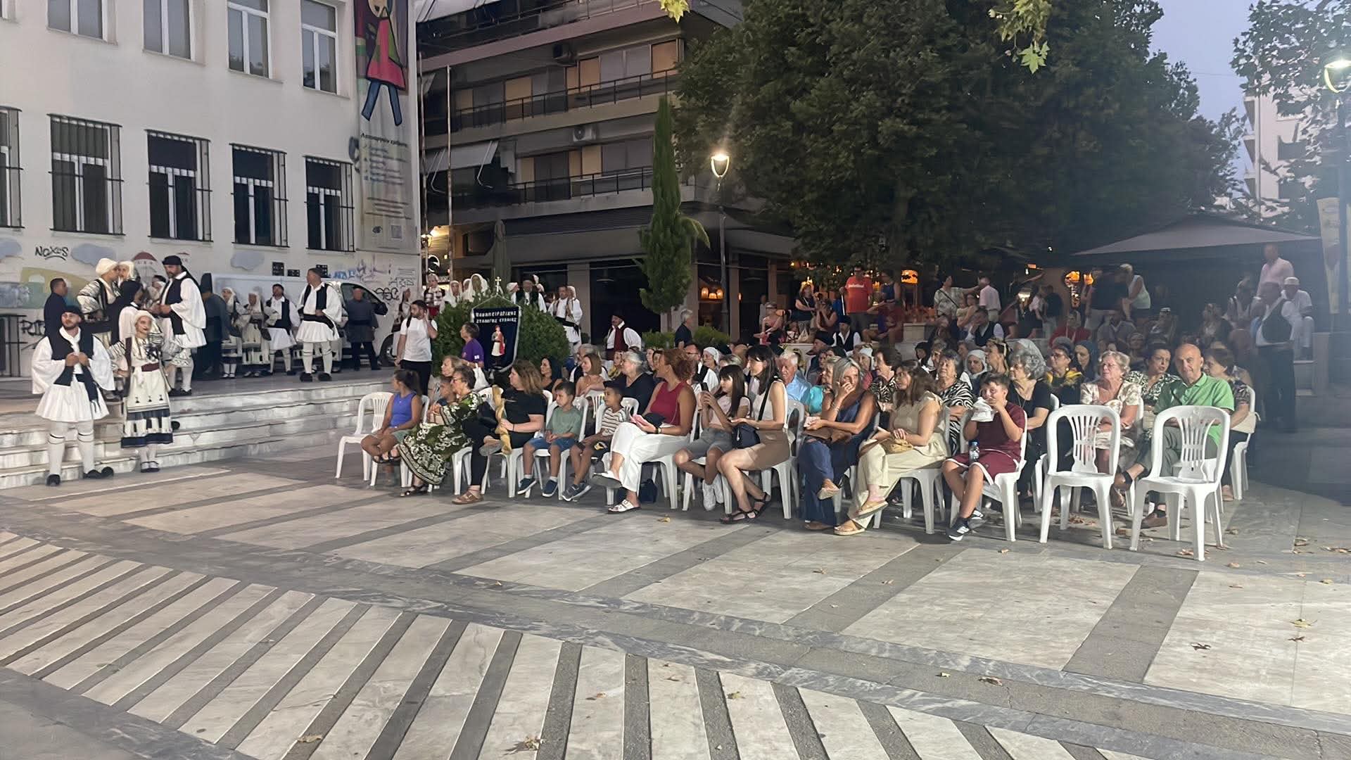 Με χορό και μουσική πλημμύρισε η πλατεία Ταχυδρομείου στη Λάρισα (ΦΩΤΟ)