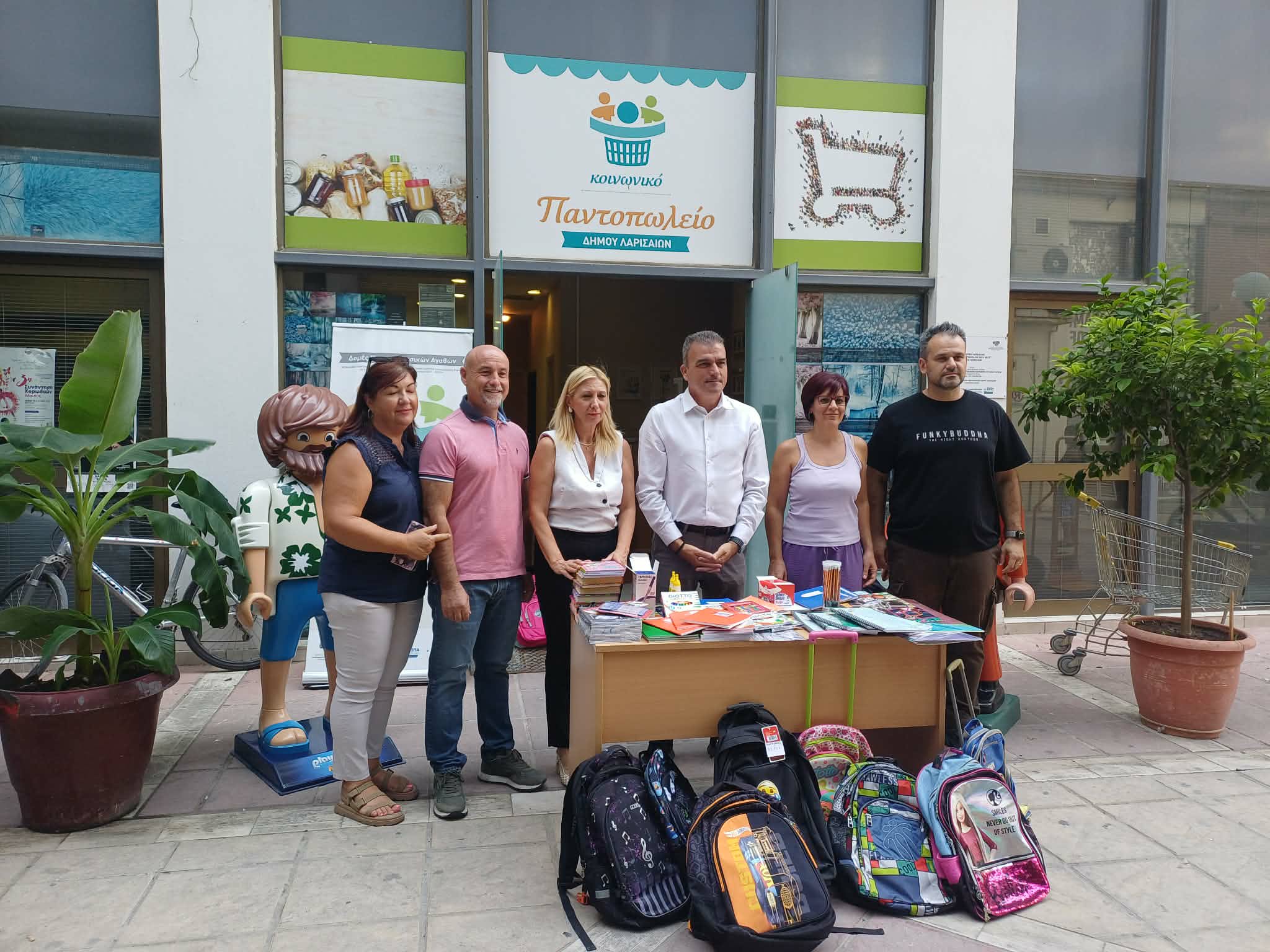 Διανομή σχολικών ειδών από το Κοινωνικό Παντοπωλείο Λάρισας σε μαθητές ευάλωτων οικογενειών (ΦΩΤΟ)