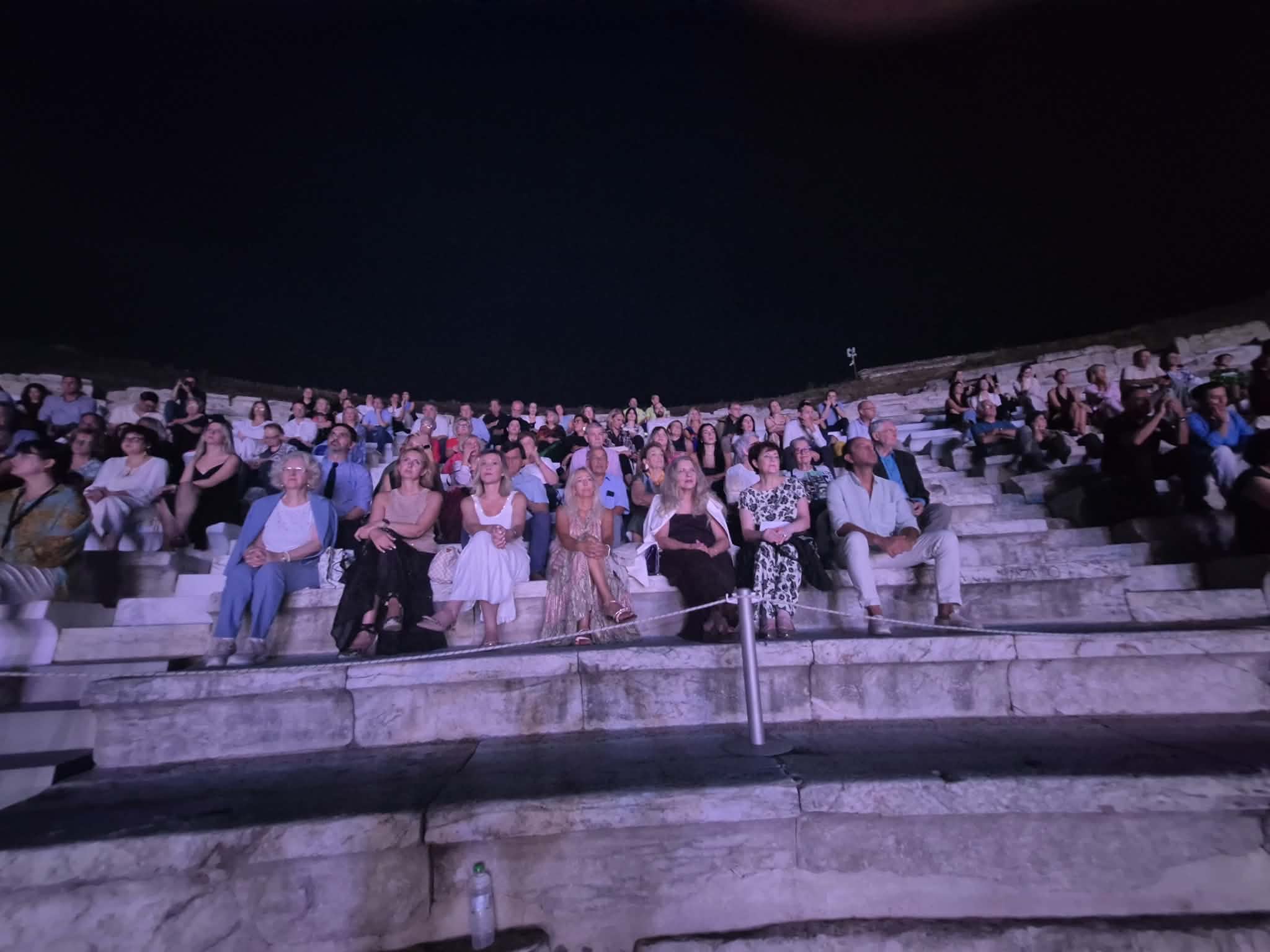 «Ιπποκράτεια Ορκική Ηθική»: Η βροχή δεν εμπόδισε τη μεγάλη προσέλευση στο Αρχαίο Θέατρο Λάρισας (ΦΩΤΟ+ video)