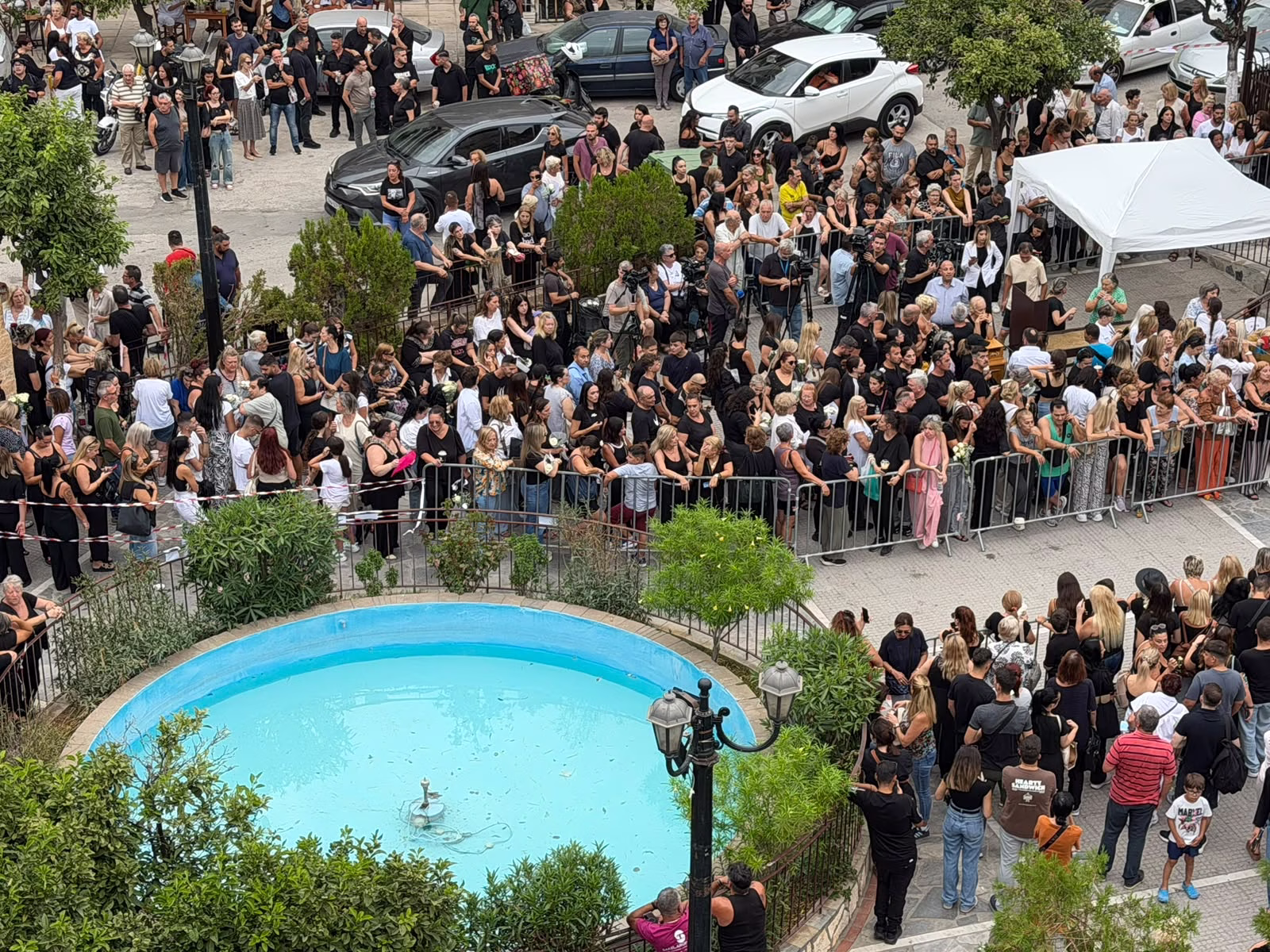 «Ώρες μικρές», «Είσαι το λάθος μου το τελευταίο»: Με αγαπημένα τραγούδια του Γιώργου Μαζωνάκη τον αποχαιρετά ο κόσμος