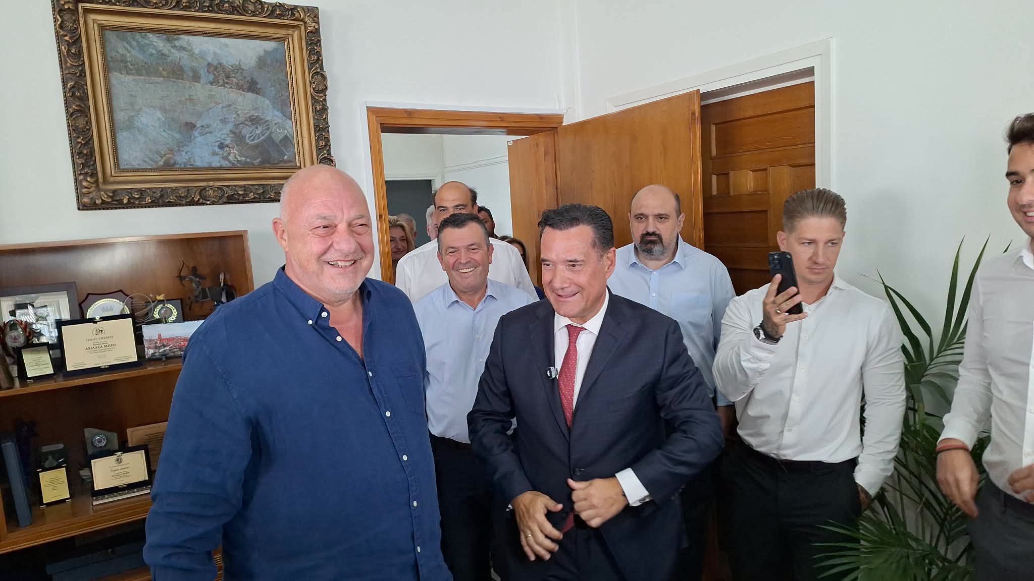 Ο Γεωργιάδης φώναξε το σύνθημα «ο μόνος δρόμος είναι αντίσταση και πάλη» με συνδικαλιστές στο Βόλο και τρολάρει