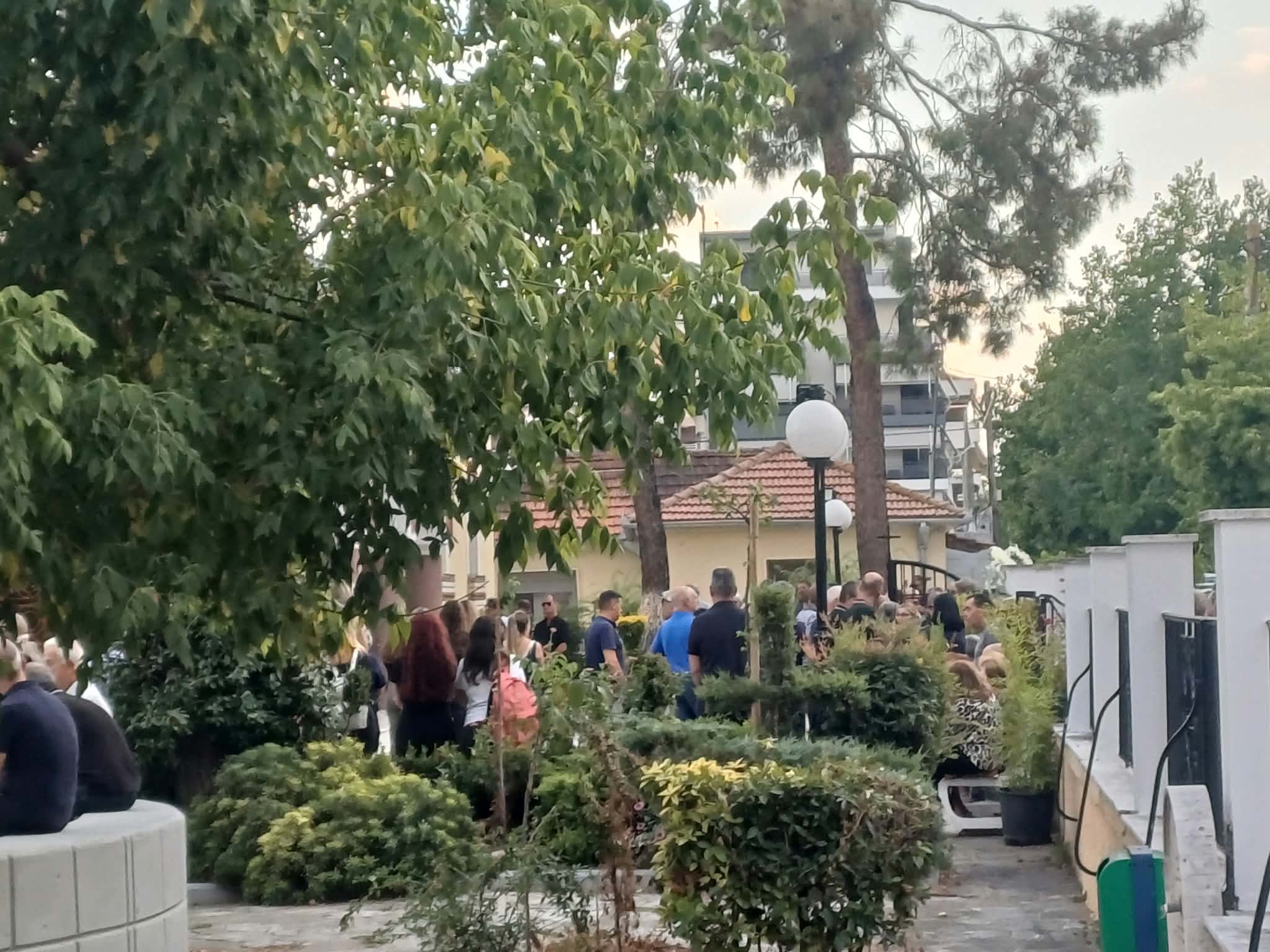 Απέραντη θλίψη το απόγευμα στο τελευταίο «αντίο» για τον 14χρονο Κωνσταντίνο Χολέβα