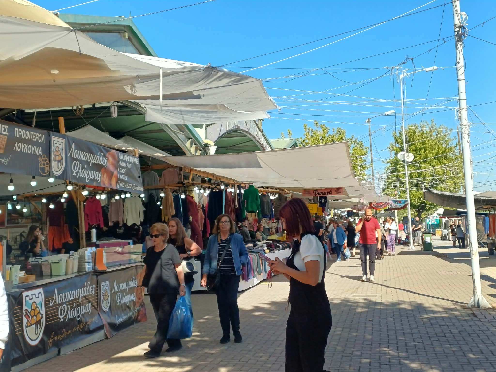 Κοσμοσυρροή στο παζάρι της Λάρισας ακόμη και τις πρωινές ώρες (ΦΩΤΟ)