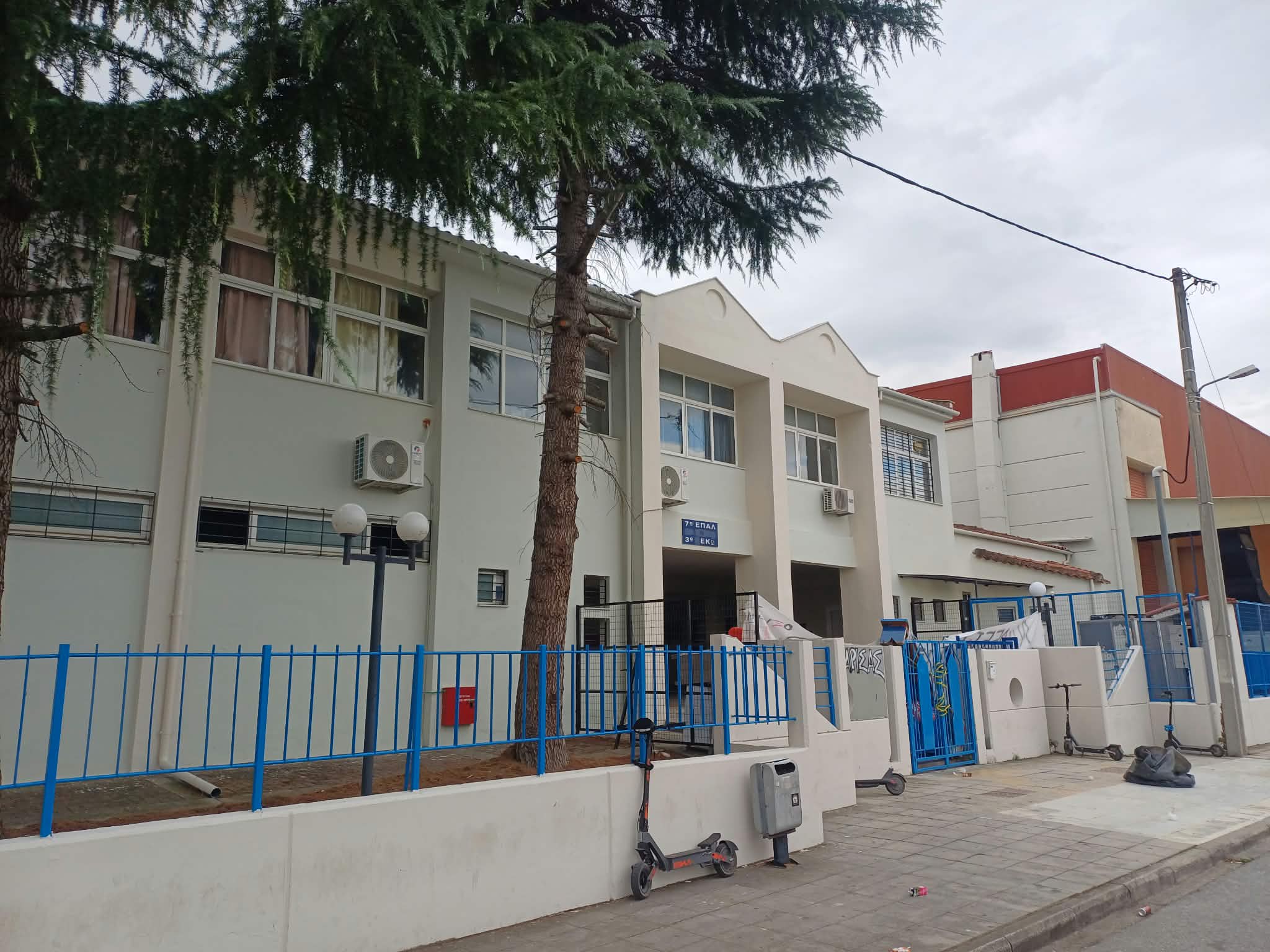 Άγνωστοι κλείδωσαν τις εισόδους του 7ου ΕΠΑΛ Λάρισας (ΦΩΤΟ)
