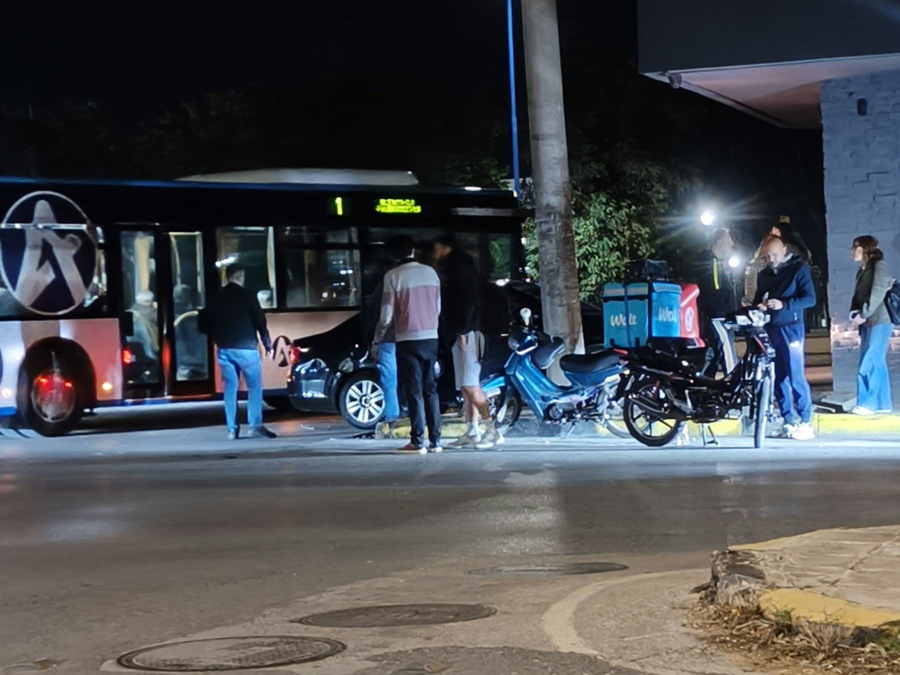 Τροχαίο ΤΩΡΑ με τραυματισμό ντελιβερά στην Ιωαννίνων μετά από σύγκρουση με ΙΧ (ΦΩΤΟ)