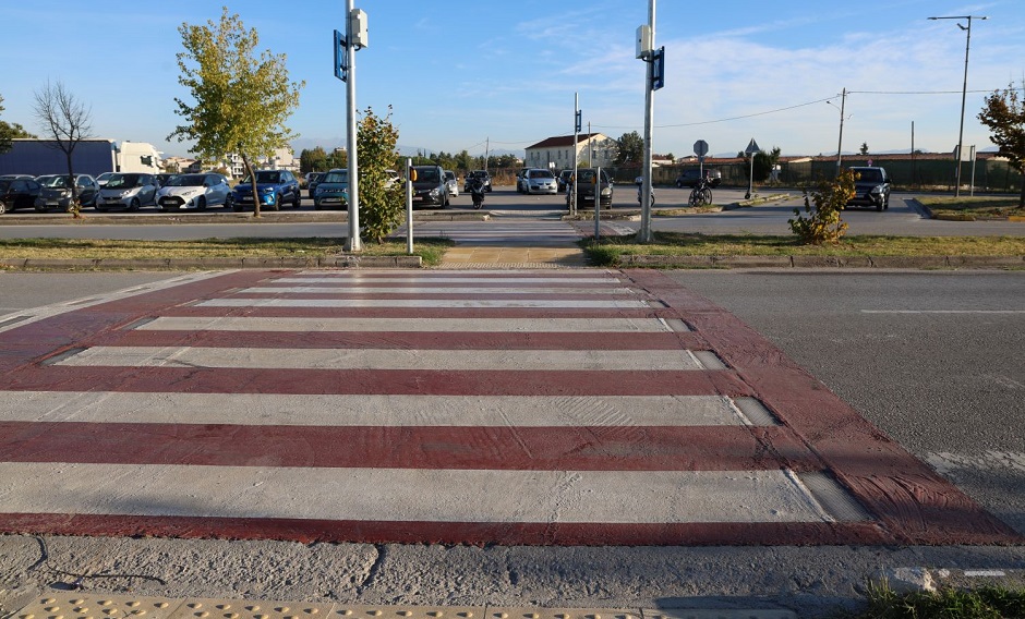 Δήμος Λαρισαίων: Νέα εποχή για την ασφαλή μετακίνηση των πεζών - «Έξυπνες» διαβάσεις σε 25 σημεία-κλειδιά γύρω από σχολεία