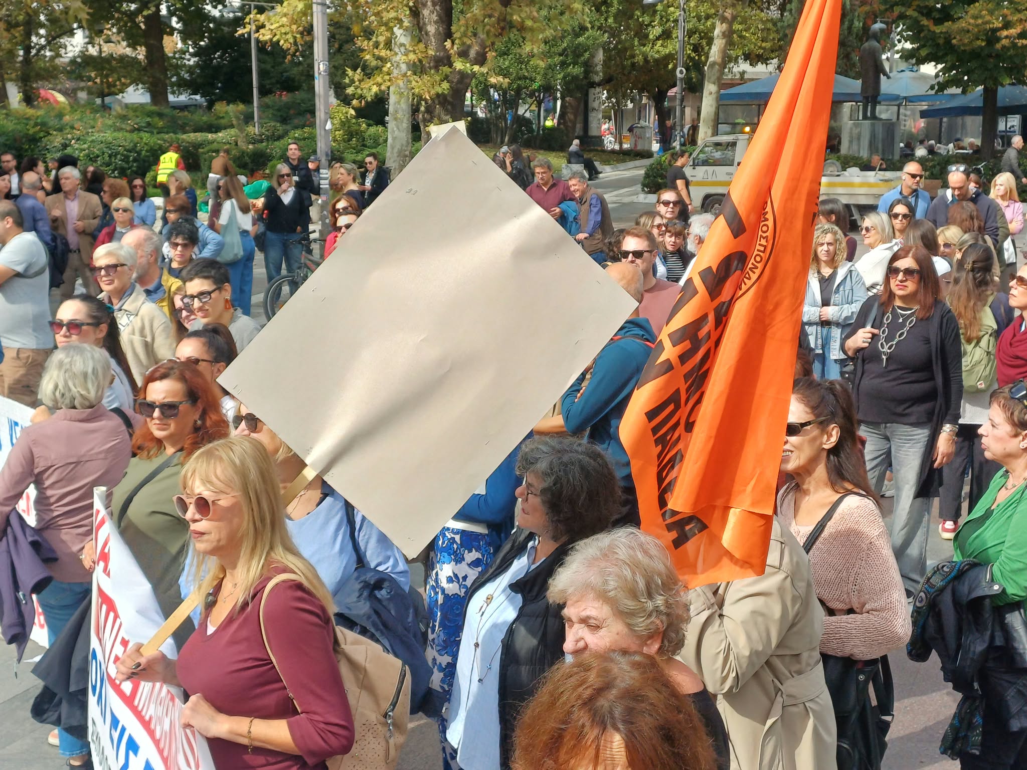 Πανεκπαιδευτικό συλλαλητήριο στην κεντρική πλατεία της Λάρισας με εκπαιδευτικούς, φοιτητές και γονείςς (ΦΩΤΟ+video)