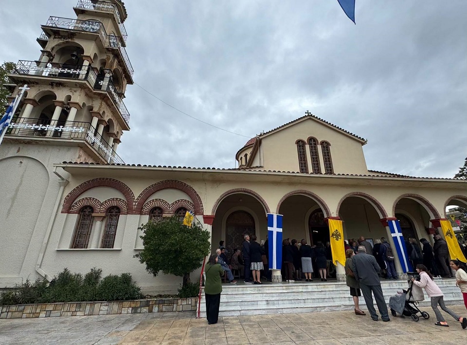 Πλήθος πιστών στον πανηγυρικό Εσπερινό του Αγίου Δημητρίου στη Νέα Σμύρνη Λάρισας (ΦΩΤΟ)
