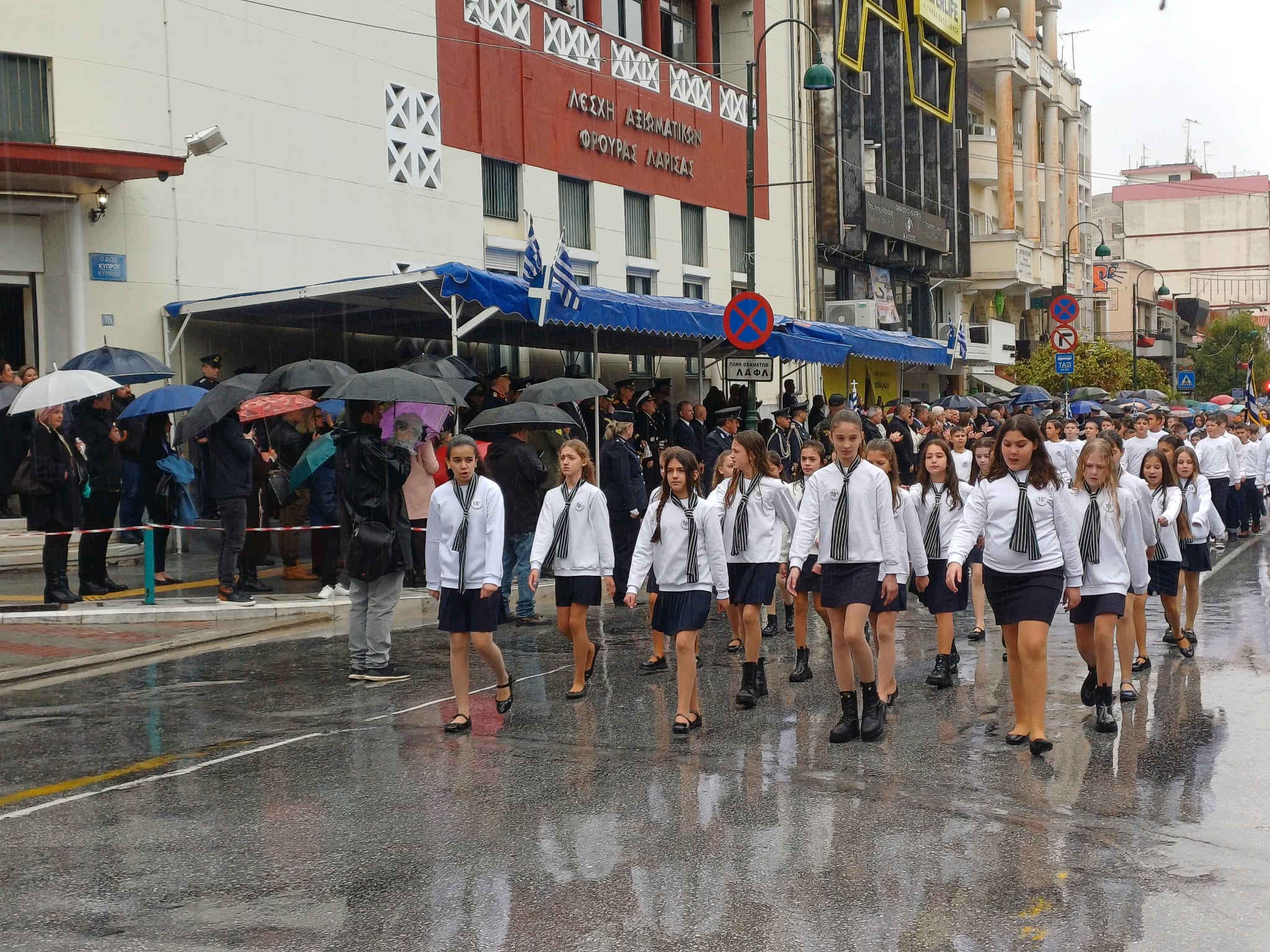 Με ομπρέλες και βροχή, αλλά με υπερηφάνεια η παρέλαση στη Λάρισα για την 28η Οκτωβρίου (ΦΩΤΟ +video)