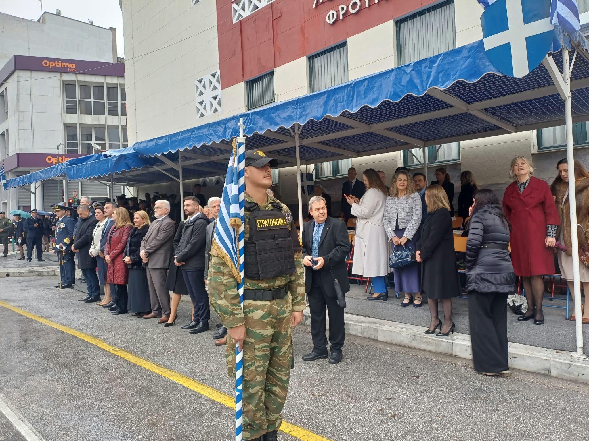 Φωτογραφικά κλικς από την παρέλαση υπό βροχή στη Λάρισα (ΦΩΤΟ)