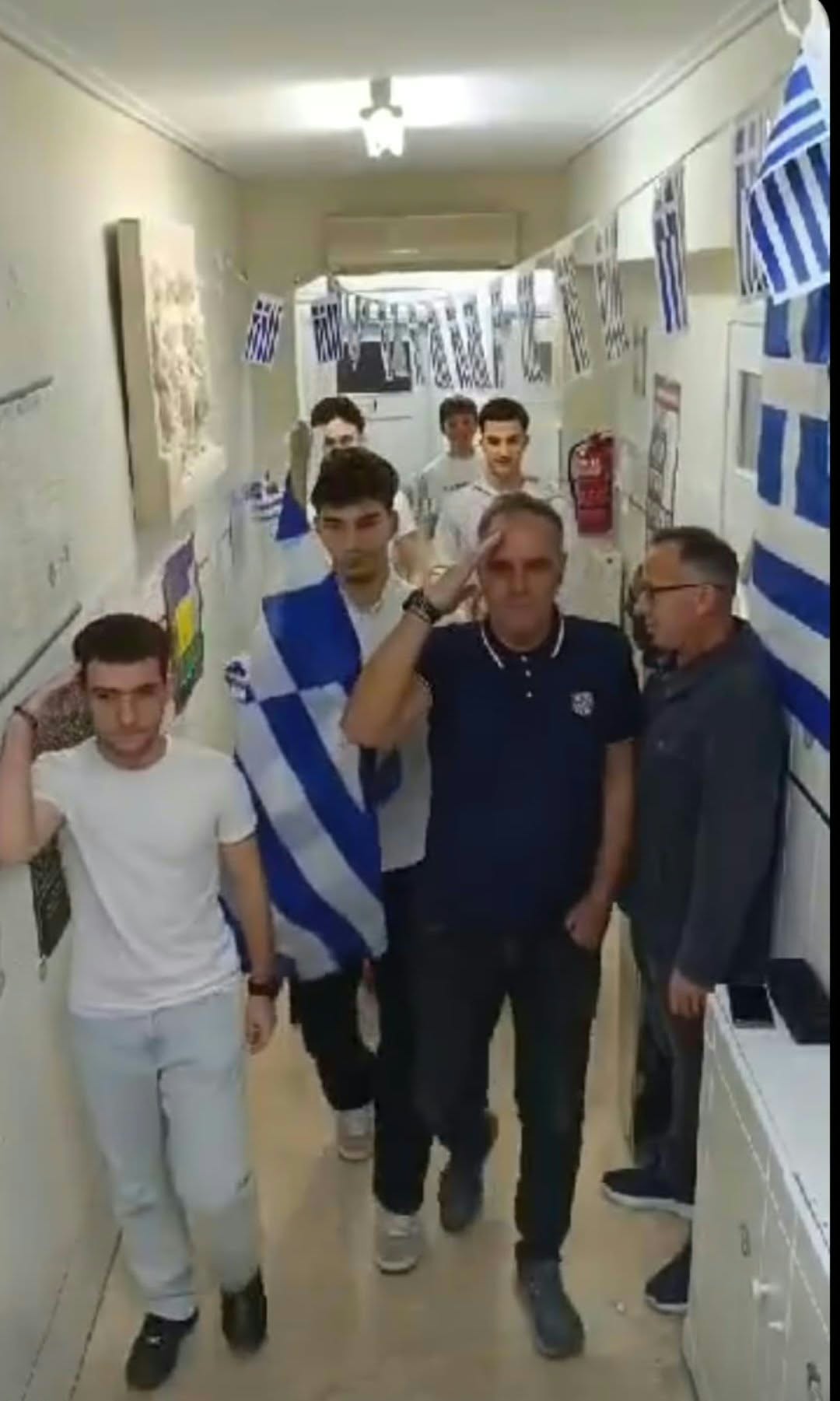 Τίμησαν το «Όχι» με μια ξεχωριστή παρέλαση σε φροντιστήριο της Λάρισας (ΦΩΤΟ-ΒΙΝΤΕΟ)
