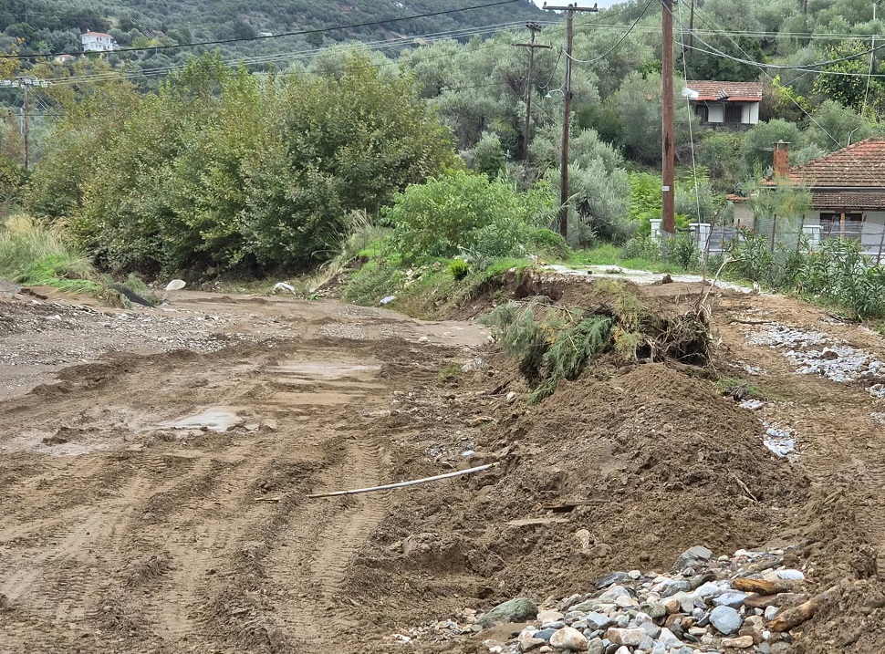 Μηλίνα: Στο ίδιο έργο θεατές τρία χρόνια μετά τον Daniel – Πλημμυρισμένα σπίτια και παραλία γεμάτη πέτρες και κορμούς