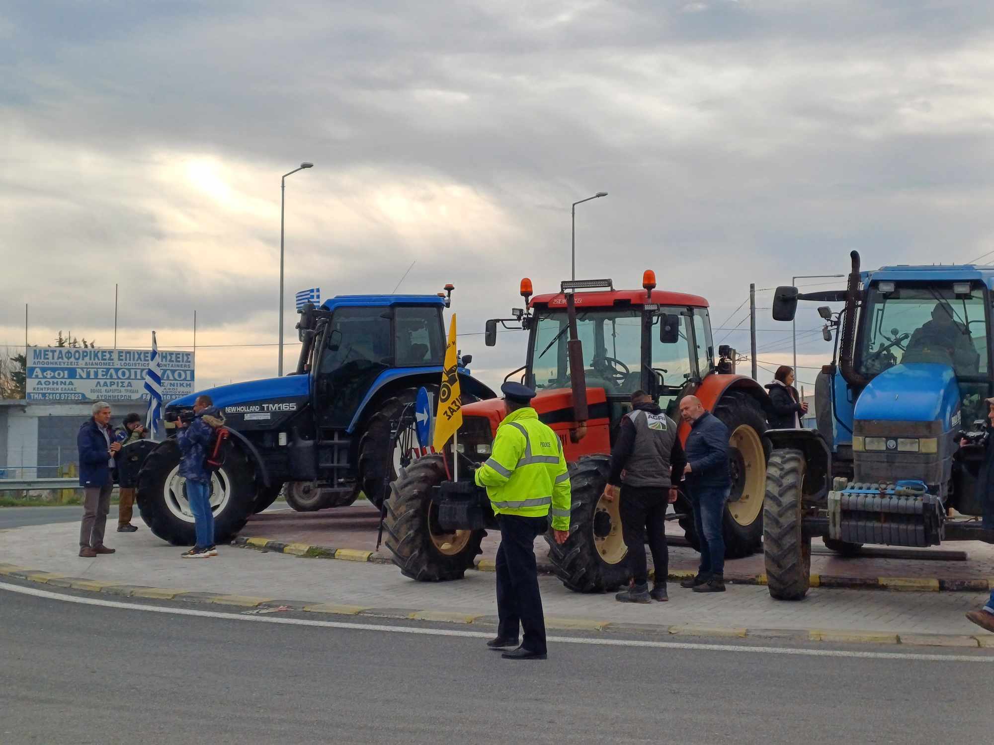 Παραμένουν στον κόμβο Πλατυκάμπου με τα τρακτερ οι αγρότες μέχρι να συναντηθούν με κλιμάκιο υπουργών (ΦΩΤΟ+video)