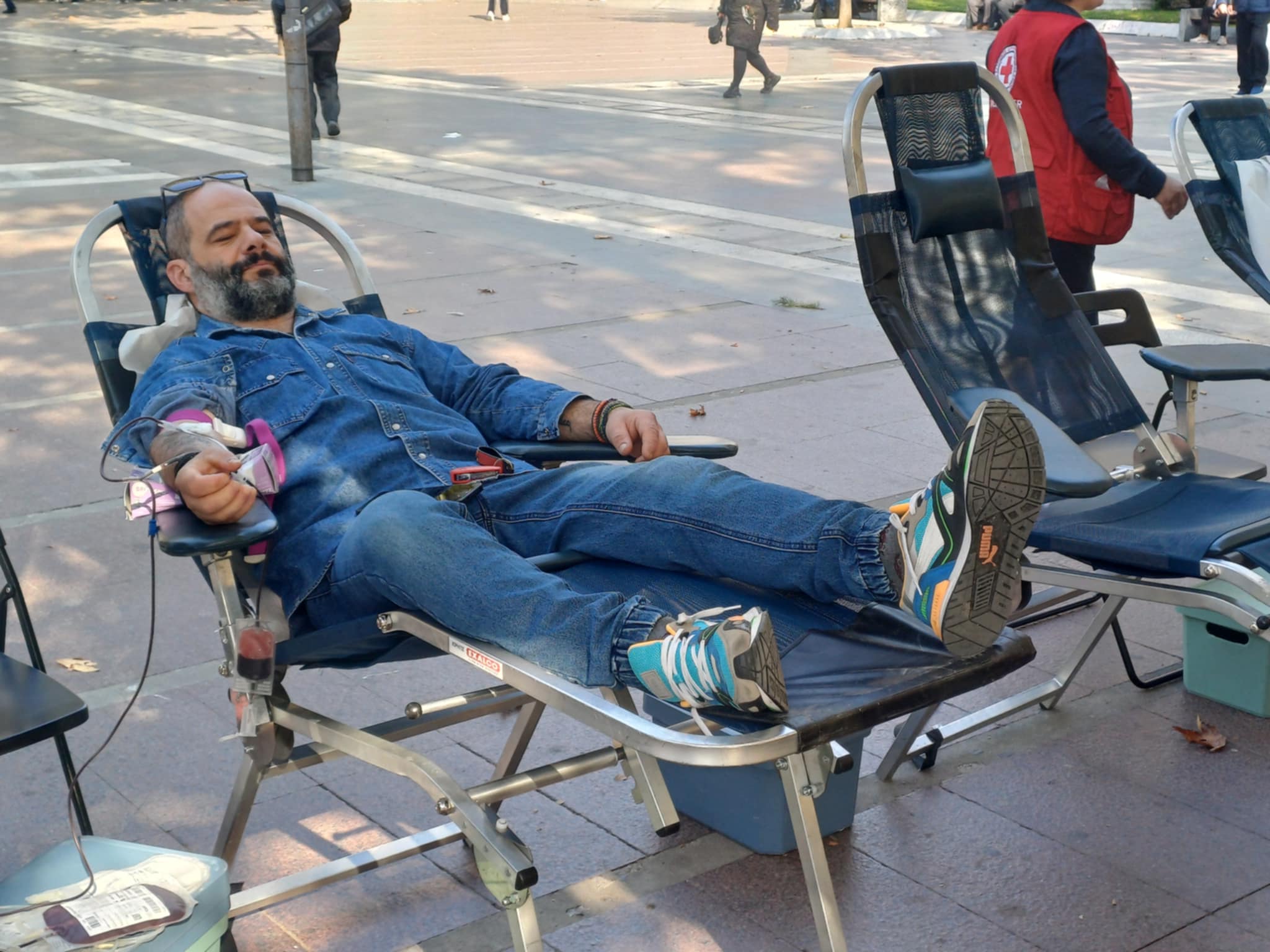 Εθελοντική αιμοδοσία ΕΕΣ στην κεντρική πλατεία της Λάρισας (ΦΩΤΟ)