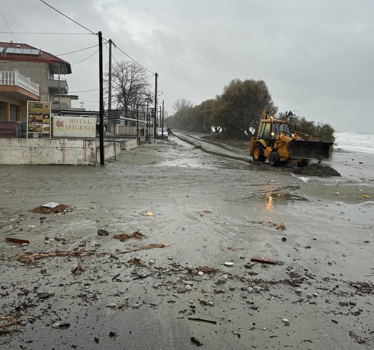 Διακόπτεται η κυκλοφορία στον παραλιακό δρόμο-επίπποδός η περιφέρεια σε Αγιόκαμπο Μεσάγκαλα (ΦΩΤΟ)