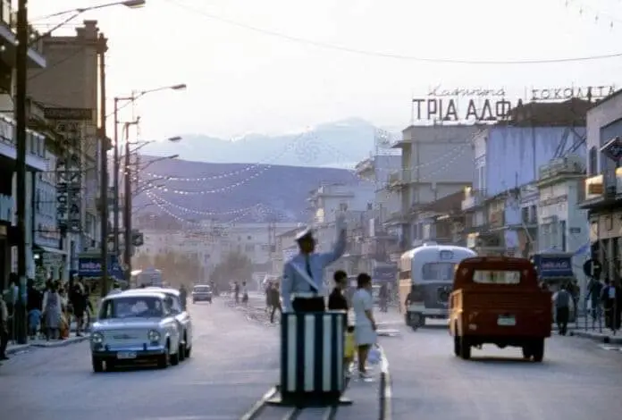 Αναβίωσε το έθιμο του «βαρελιού του τροχονόμου» στο κέντρο του Βόλου